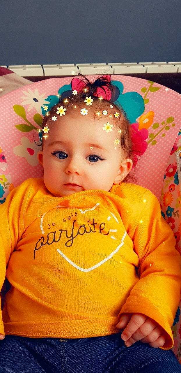 Louane participe au concours pour gagner de l'argent avec cette photo : baby, cheek, child, face, fashion_accessory, hair_accessory, head, headband, headgear, person, toddler, yellow