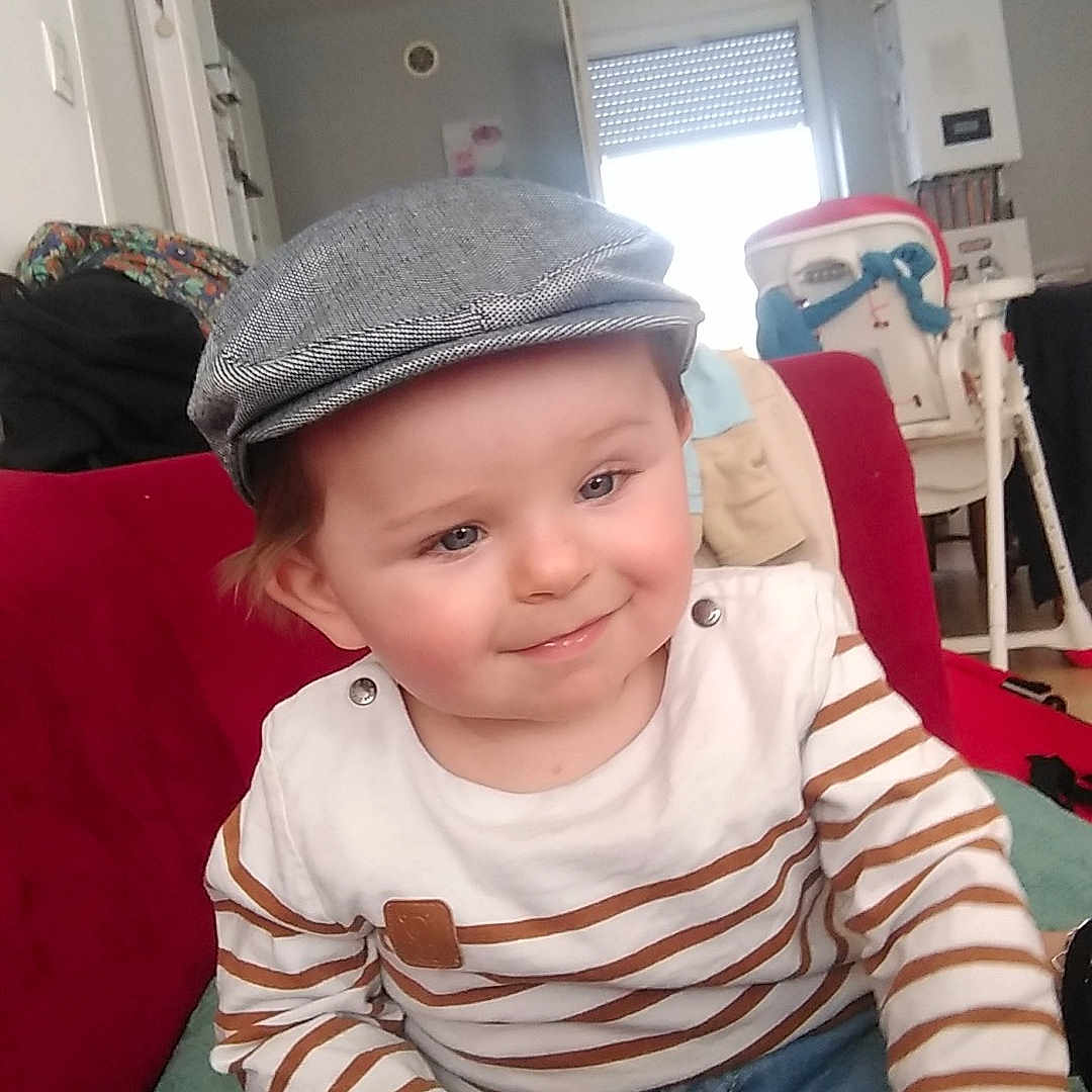 Enoah participe au concours pour gagner de l'argent avec cette photo : architecture, baseballcap, building, cap, clothing, couch, cushion, face, furniture, hat, head, homedecor, indoors, jeans, livingroom, pants, person, photography, portrait, room