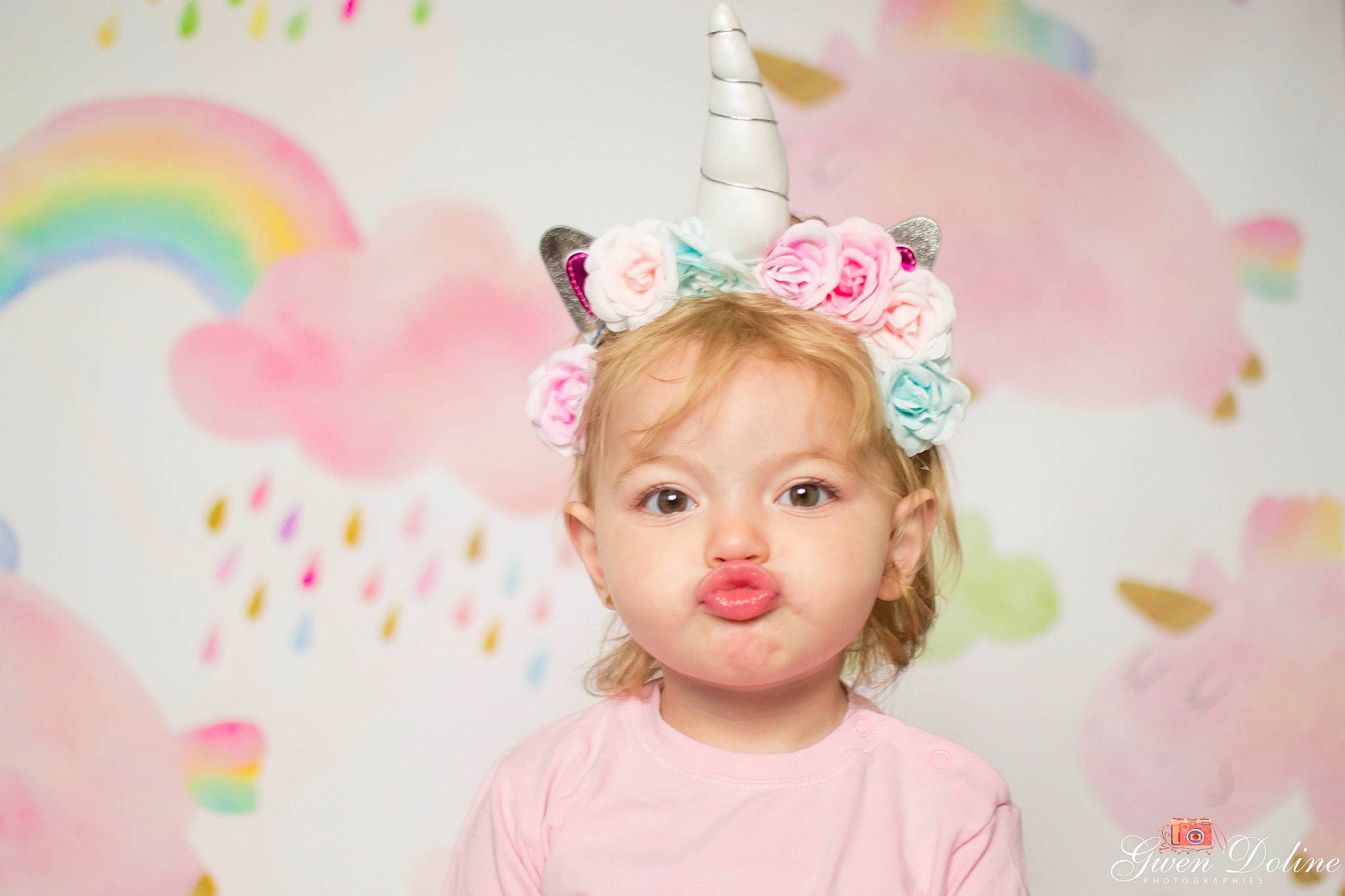Lou participe au concours pour gagner de l'argent avec cette photo : baby, birthday, cheek, child, crown, ear, face, fashion_accessory, hair_accessory, happy, head, headgear, headpiece, party, party_hat, party_supply, person, pink, room, smile