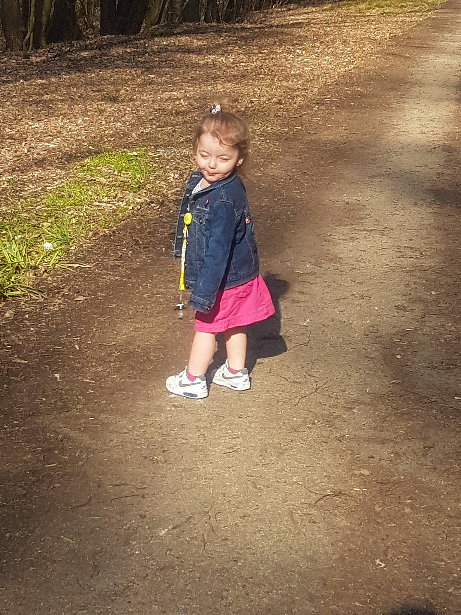 Lou participe au concours pour gagner de l'argent avec cette photo : asphalt, child, fun, grass, leaf, leisure, person, photography, play, road_surface, smile, soil, standing, toddler, tree, vacation, walking