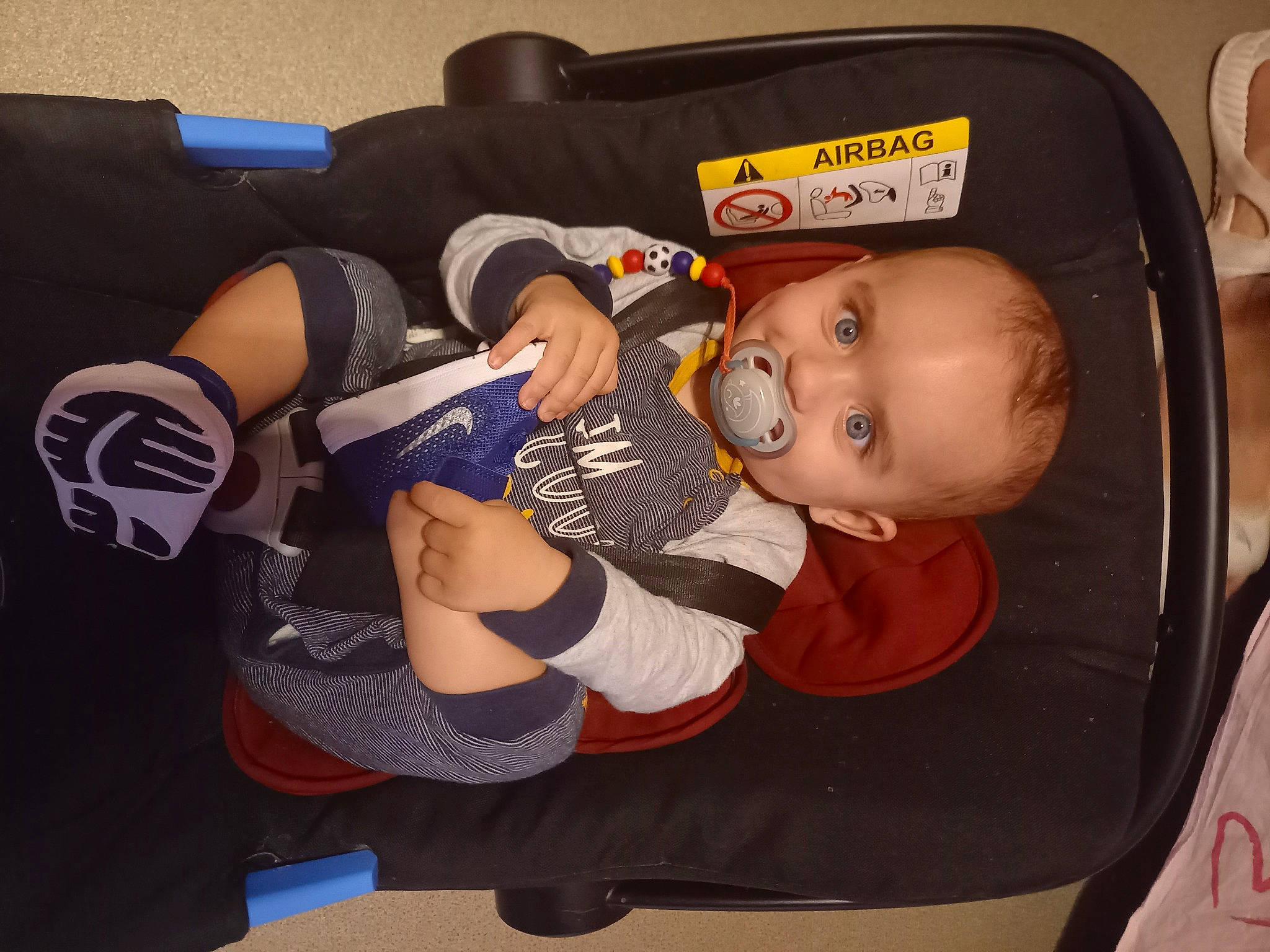 Aloys a rejoint le concours — aidez-le/la à gagner de superbes lots ! baby, baby_carriage, baby_in_car_seat, baby_products, baby_safety, baby_sleeping, baby_toddler_clothing, bag, car_seat, chair, child, comfort, elbow, fun, knee, lap, person, room, sitting, sleeve