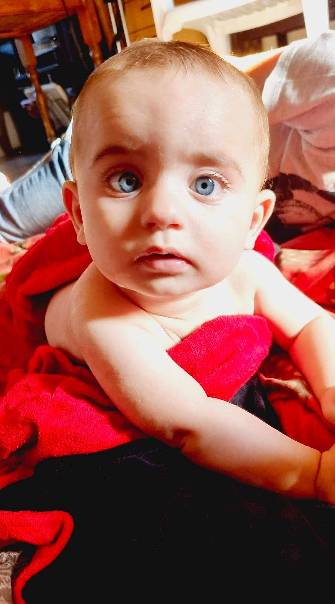 Aloys a rejoint le concours — aidez-le/la à gagner de superbes lots ! baby, baby_products, baby_toddler_clothing, carmine, cheek, child, chin, comfort, eye, fun, happy, iris, lip, mouth, nose, person, pink, sitting, skin, smile