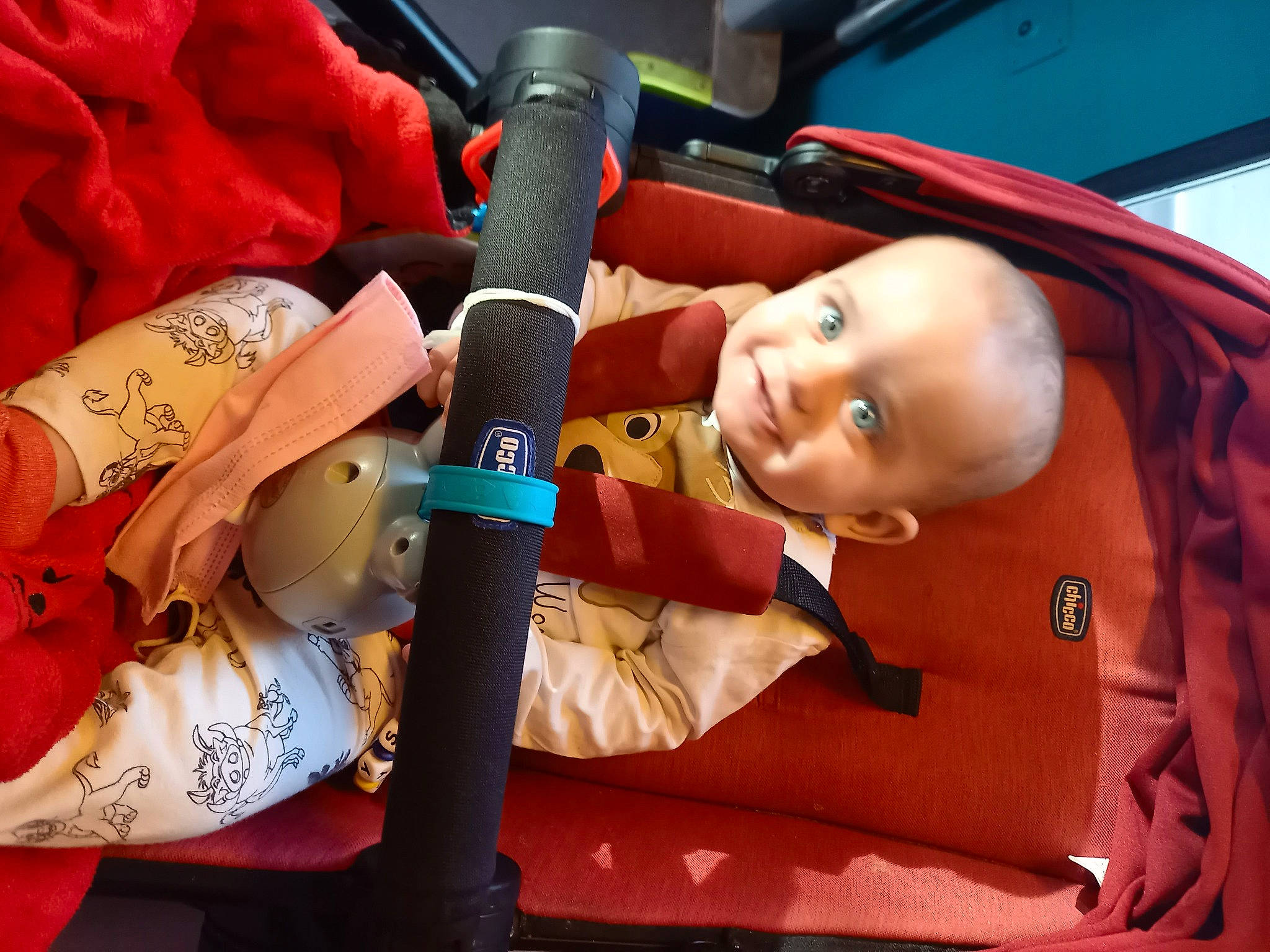 Aloys participe au concours pour gagner de l'argent avec cette photo : auto_part, baby, baby_carriage, baby_products, car_seat, carmine, child, comfort, fun, leisure, motor_vehicle, nail, orange, person, personal_protective_equipment, product, seat_belt, skin, thread, toddler