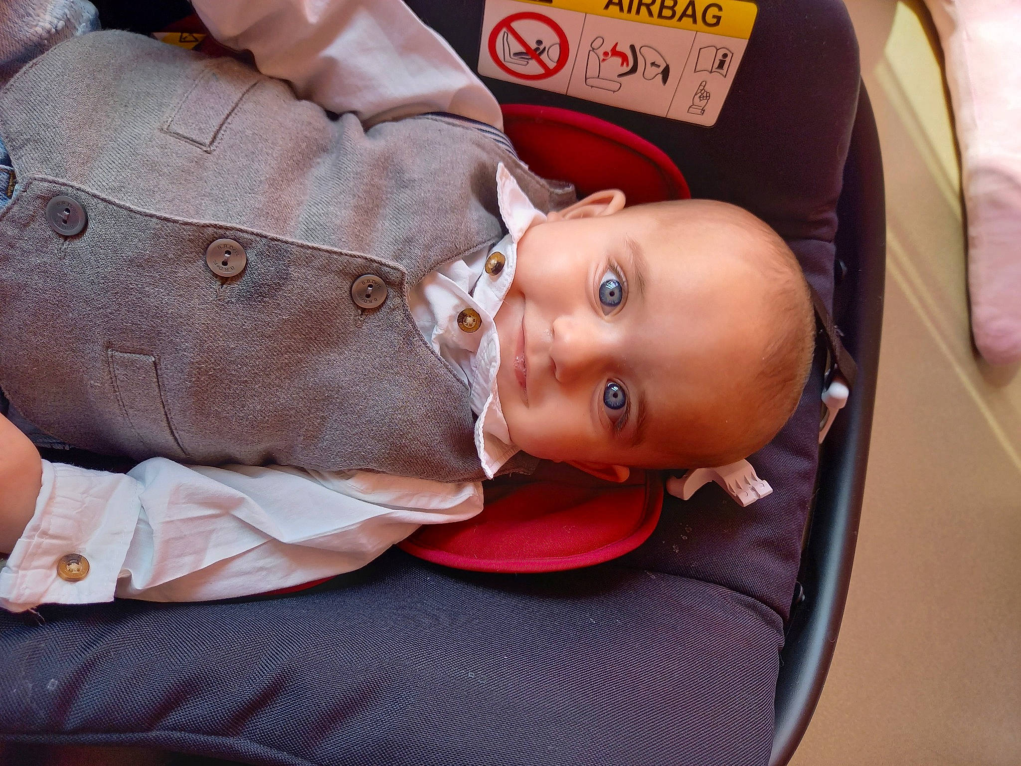 Aloys participe au concours pour gagner de l'argent avec cette photo : auto_part, baby, baby_carriage, baby_products, baby_toddler_clothing, button, car_seat, cheek, child, comfort, dress_shirt, fashion_accessory, glasses, human_body, mouth, person, sitting, skin, sleeve, tie