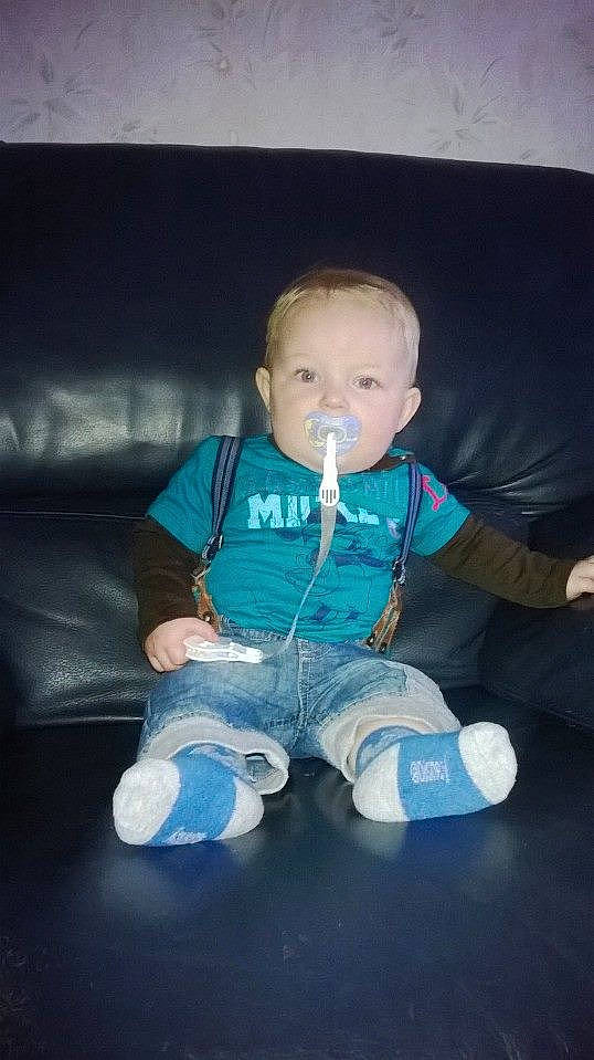 Theo participe au concours pour gagner de l'argent avec cette photo : baby, blue, cheek, child, cool, eye, fun, leg, person, play, sitting, skin, smile, standing, toddler, vacation