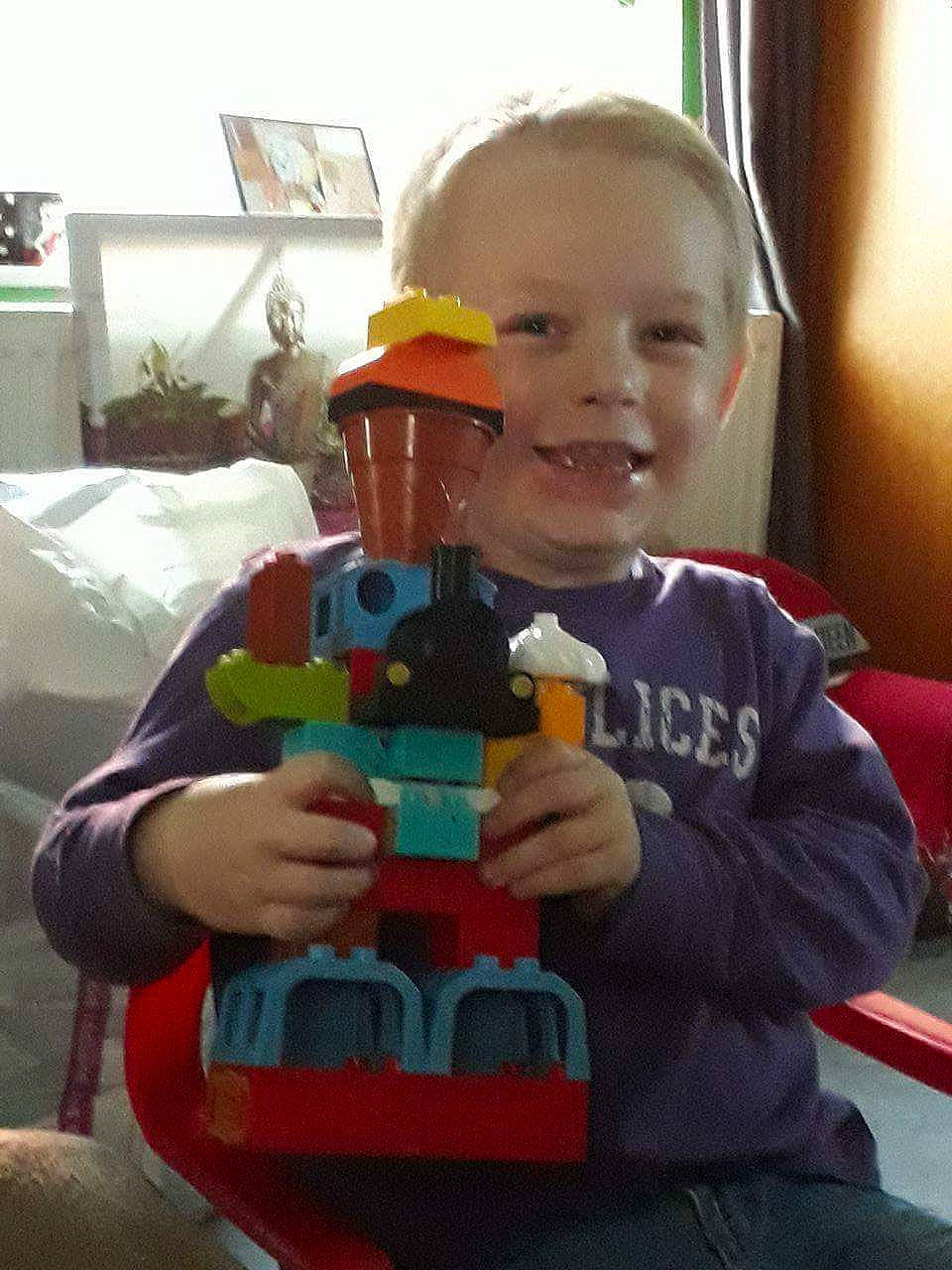 Theo a rejoint le concours — aidez-le/la à gagner de superbes lots ! baby_toys, child, gun, joy, lego, person, play, toddler, toy