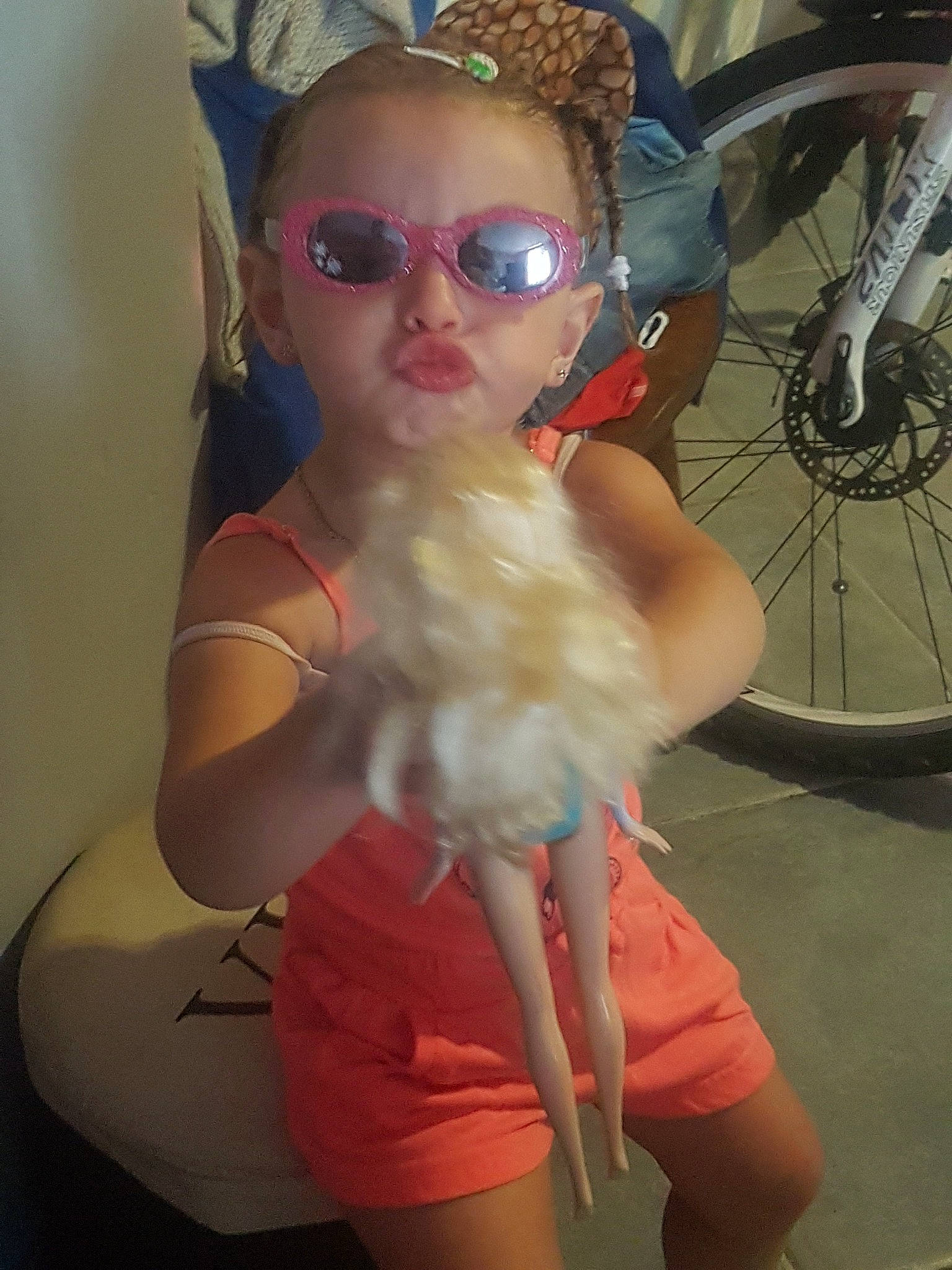 Louana a rejoint le concours — aidez-le/la à gagner de superbes lots ! blond, chest, cool, costume, dress, ear, eyewear, glasses, hair_coloring, joint, lady, long_hair, person, pigtail, shoulder, sunglasses, trunk, wing