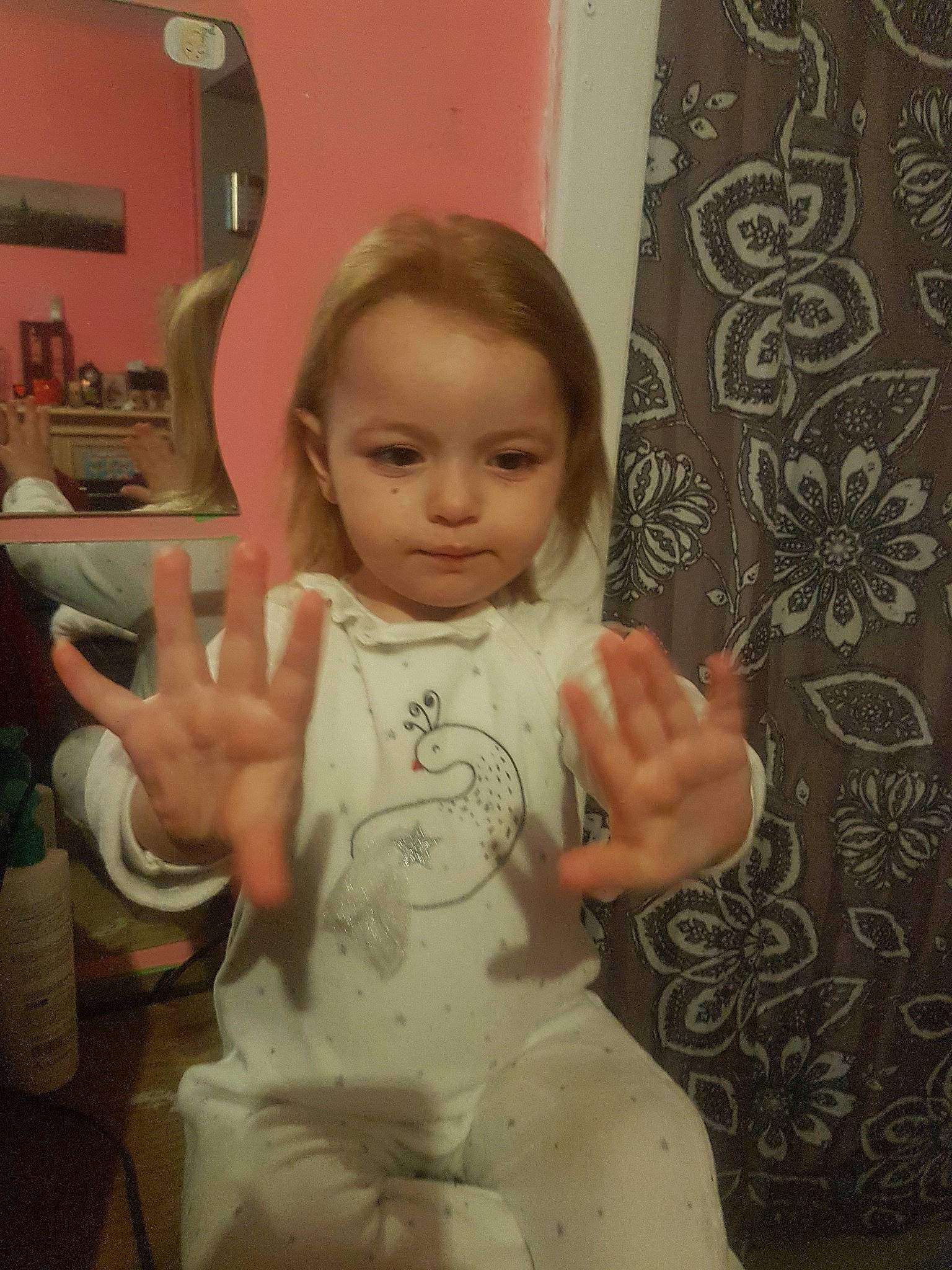 Louana participe au concours pour gagner de l'argent avec cette photo : arm, child, finger, hand, person, thumb, toddler