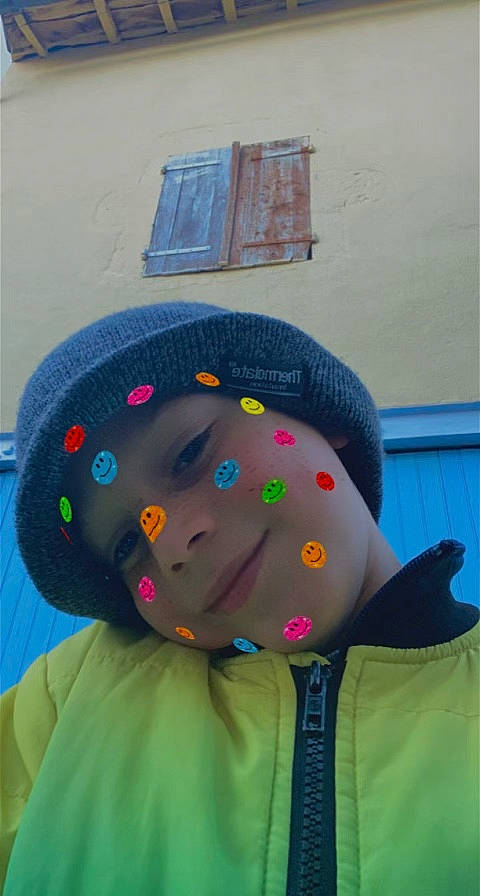 Orelsean a rejoint le concours — aidez-le/la à gagner de superbes lots ! art, artist, automotive_wheel_system, cap, child, circle, electric_blue, fashion_accessory, fun, hat, headgear, leisure, magenta, party_supply, person, personal_protective_equipment, pink, purple, recreation, tree