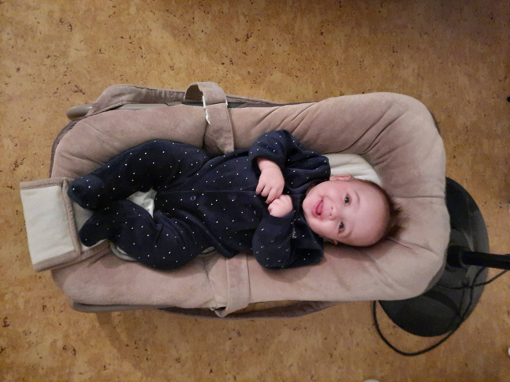 Chahine participe au concours pour gagner de l'argent avec cette photo : child, joy, nap, person, sleep