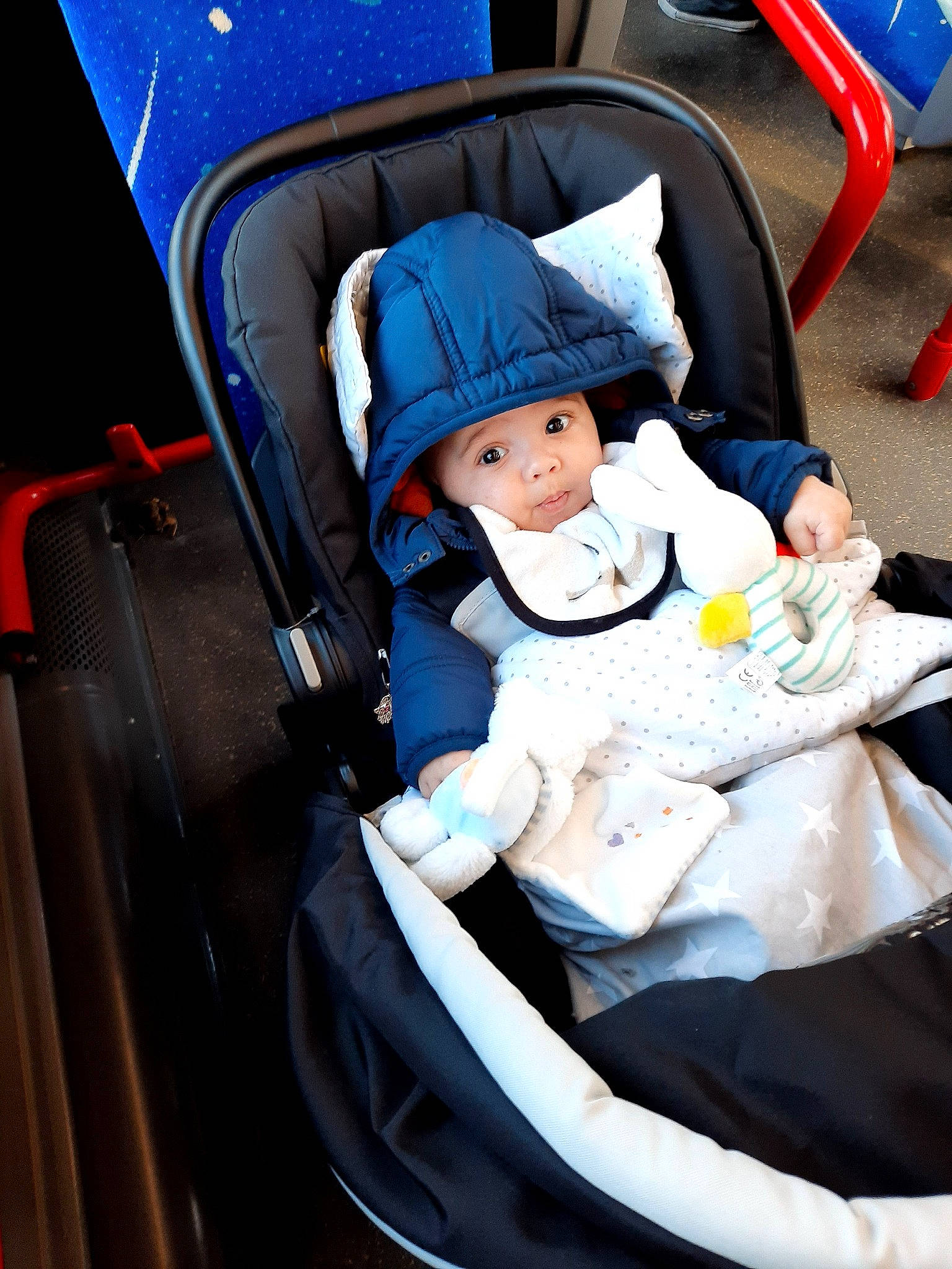 Chahine a rejoint le concours — aidez-le/la à gagner de superbes lots ! auto_part, baby_carriage, baby_in_car_seat, baby_products, car_seat, car_seat_cover, child, headwear, person, product, seat_belt, vehicle