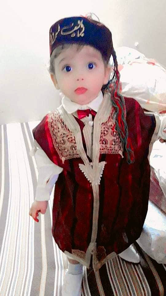 Chahine participe au concours pour gagner de l'argent avec cette photo : baby_toddler_clothing, blazer, bow_tie, cap, collar, costume_hat, doll, dress, dress_shirt, eye, face, fashion_design, formal_wear, hat, lip, neck, outerwear, person, sleeve, street_fashion