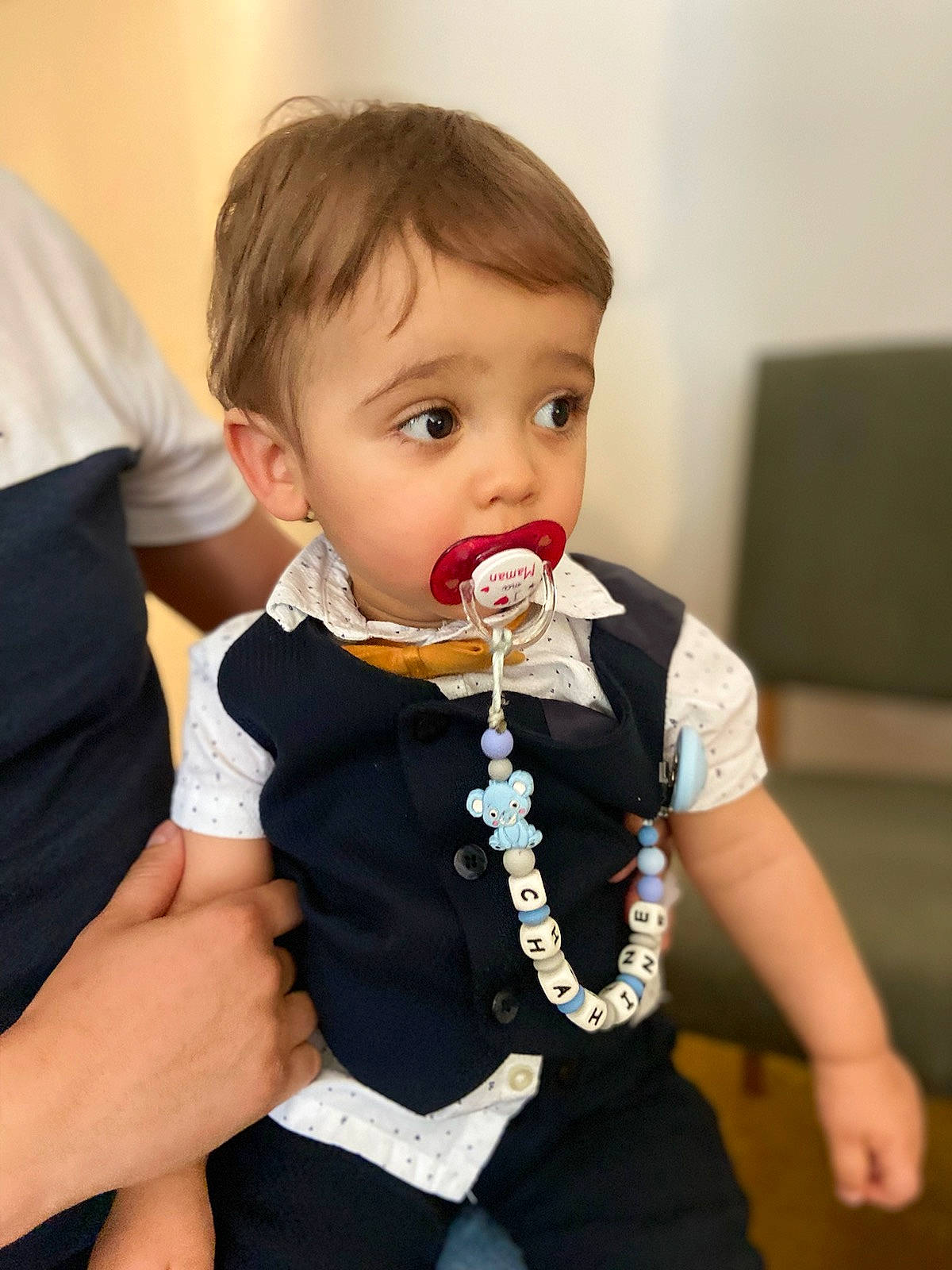 Chahine participe au concours pour gagner de l'argent avec cette photo : baby, baby_toddler_clothing, cheek, child, dress, drinkware, event, fashion_design, formal_wear, fun, gesture, hand, happy, jewellery, neck, person, skin, sleeve, thumb, tie