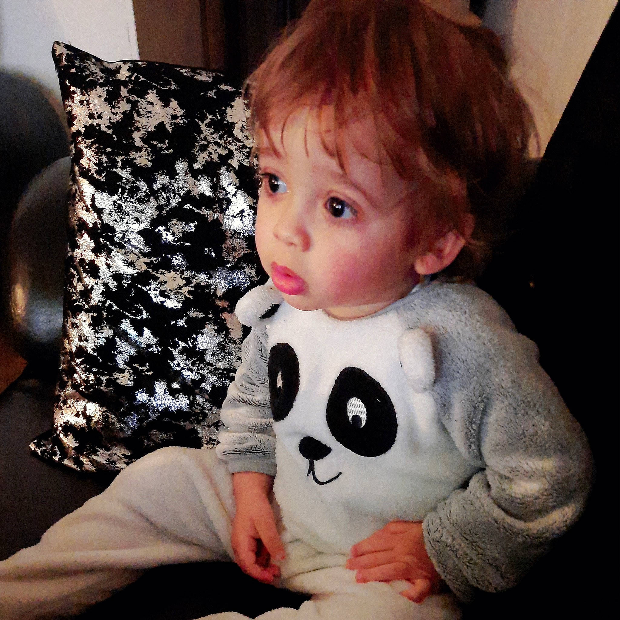 Chahine a rejoint le concours — aidez-le/la à gagner de superbes lots ! baby, baby_toddler_clothing, beauty, cheek, child, comfort, cool, couch, eyelash, hairstyle, happy, linens, mammal, pattern, person, sitting, sleeve, stuffed_toy, t_shirt, textile