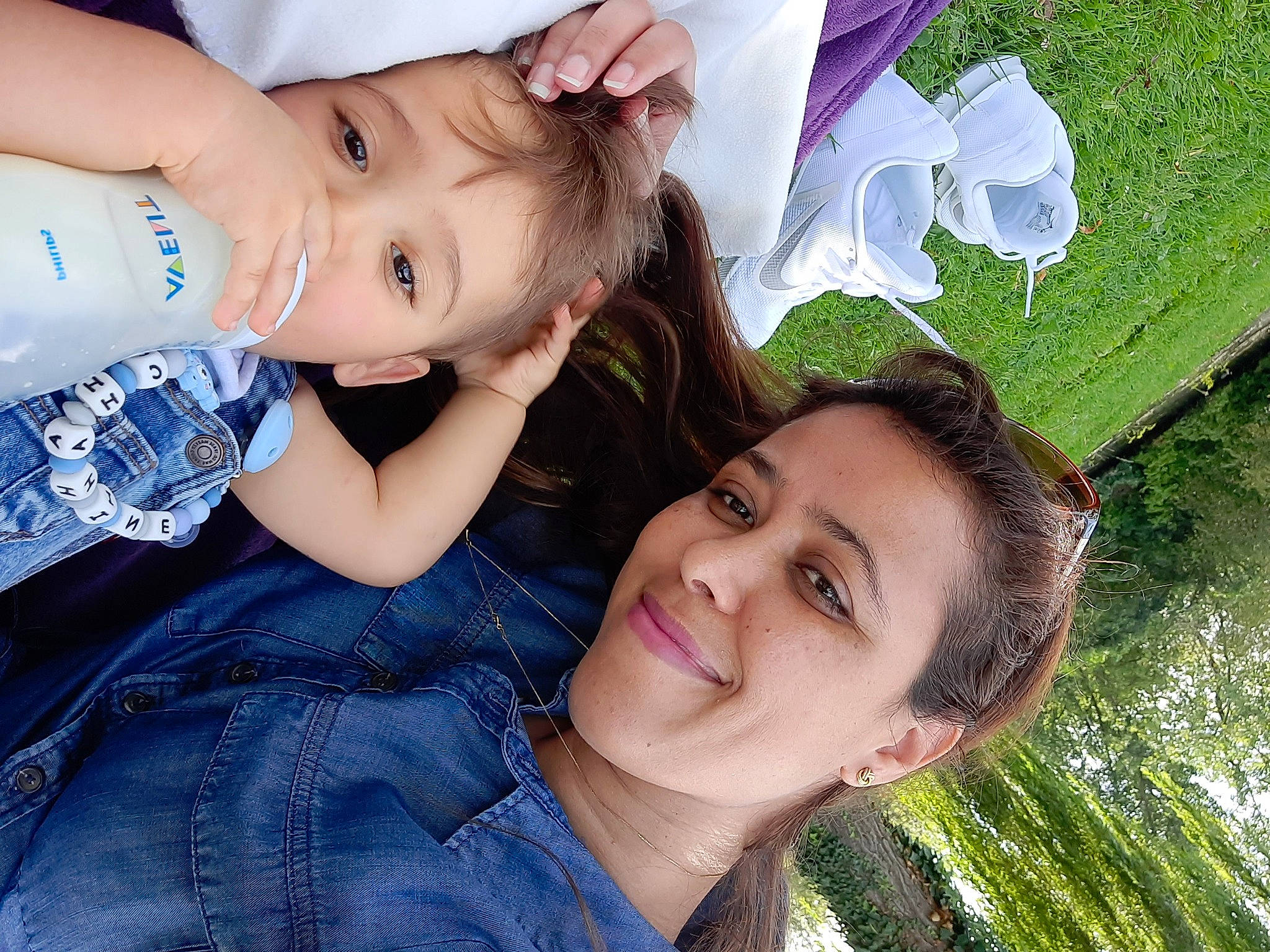 Chahine participe au concours pour gagner de l'argent avec cette photo : blue, eye, face, facial_expression, flash_photography, fun, gesture, grass, hairstyle, happy, iris, joy, light, organ, people_in_nature, person, plant, skin, smile, sunlight