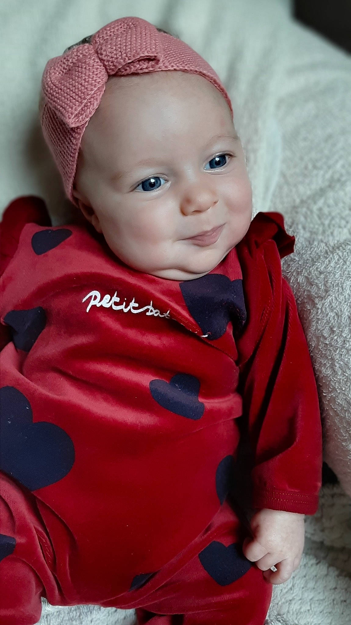 Charline participe au concours pour gagner de l'argent avec cette photo : baby, baby_toddler_clothing, cap, cheek, cool, eye, face, happy, head, headwear, lip, neck, nose, outerwear, person, pink, red, skin, sleeve, smile