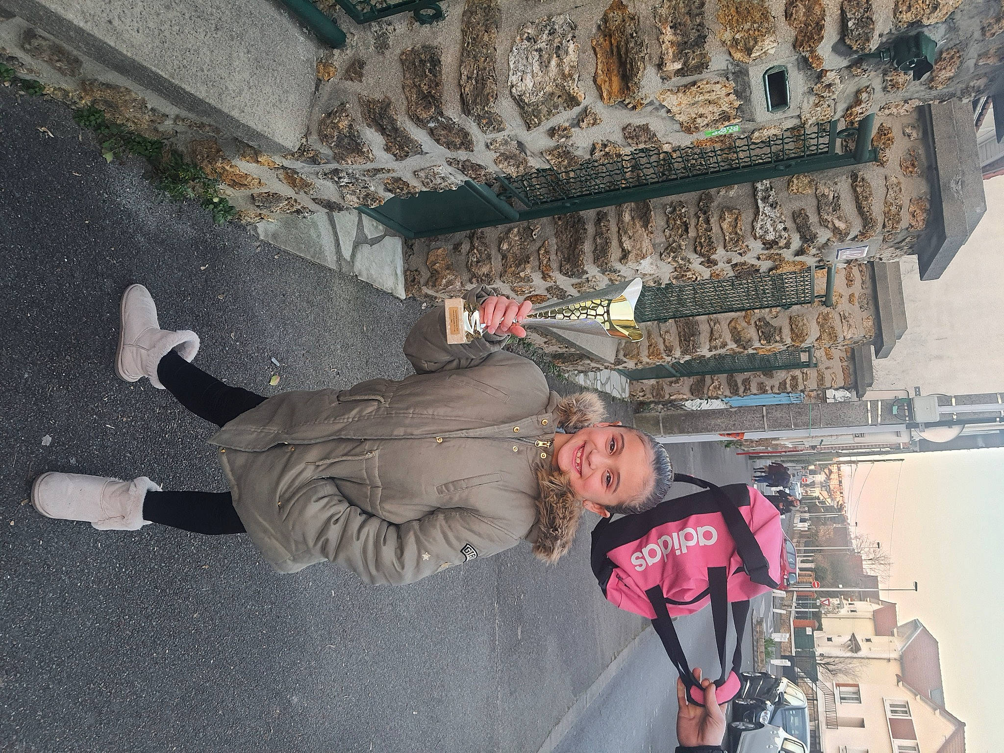 Alysson a rejoint le concours — aidez-le/la à gagner de superbes lots ! building, city, fun, joy, leisure, outdoor_shoe, pedestrian, person, recreation, sculpture, smile, tourism, travel, walking_shoe, winter