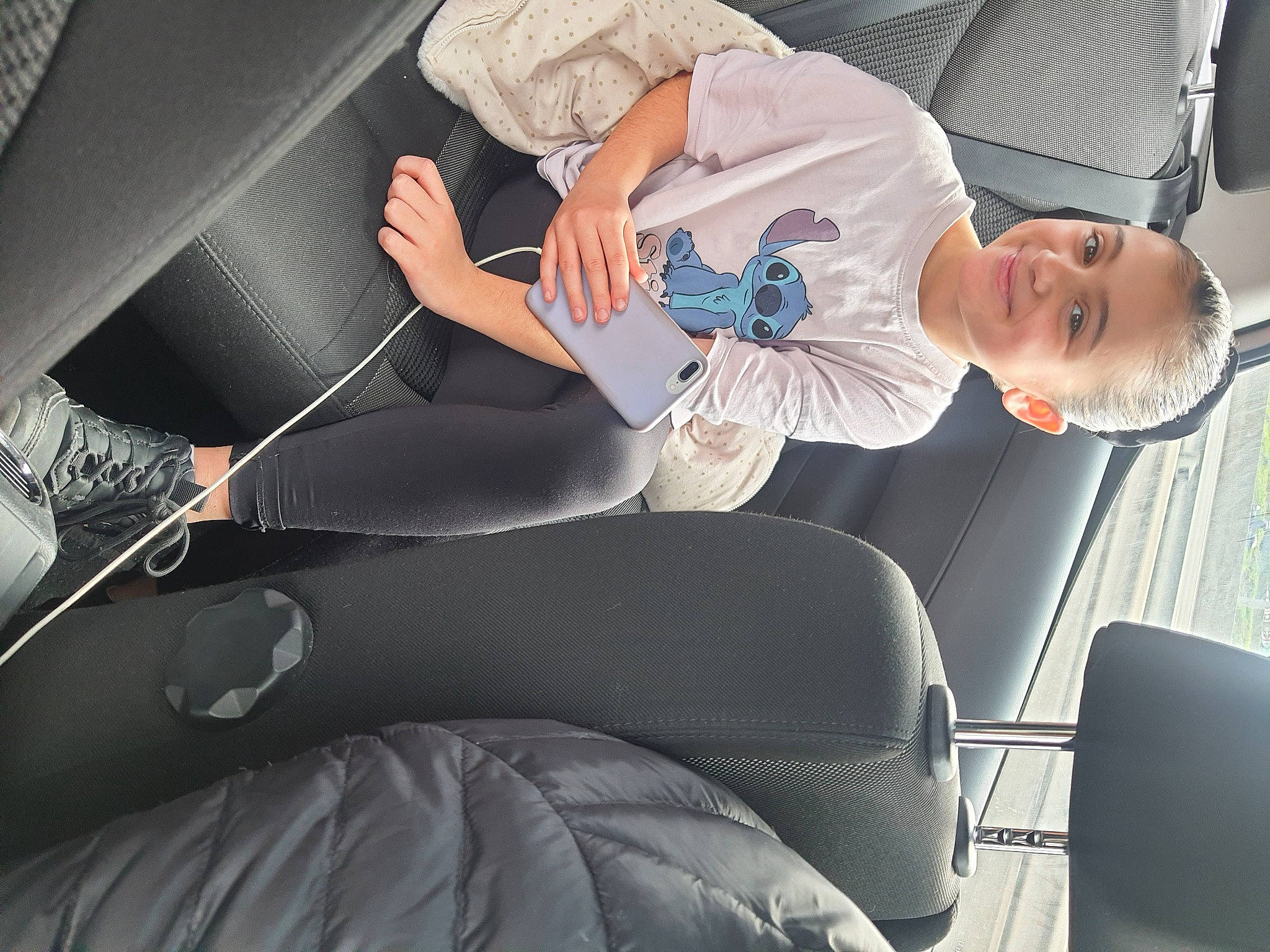 Alysson a rejoint le concours — aidez-le/la à gagner de superbes lots ! auto_part, automotive_design, car_seat, comfort, elbow, eyewear, family_car, flash_photography, head_restraint, human_leg, joint, joy, knee, leg, luxury_vehicle, motor_vehicle, passenger, person, personal_luxury_car, thigh