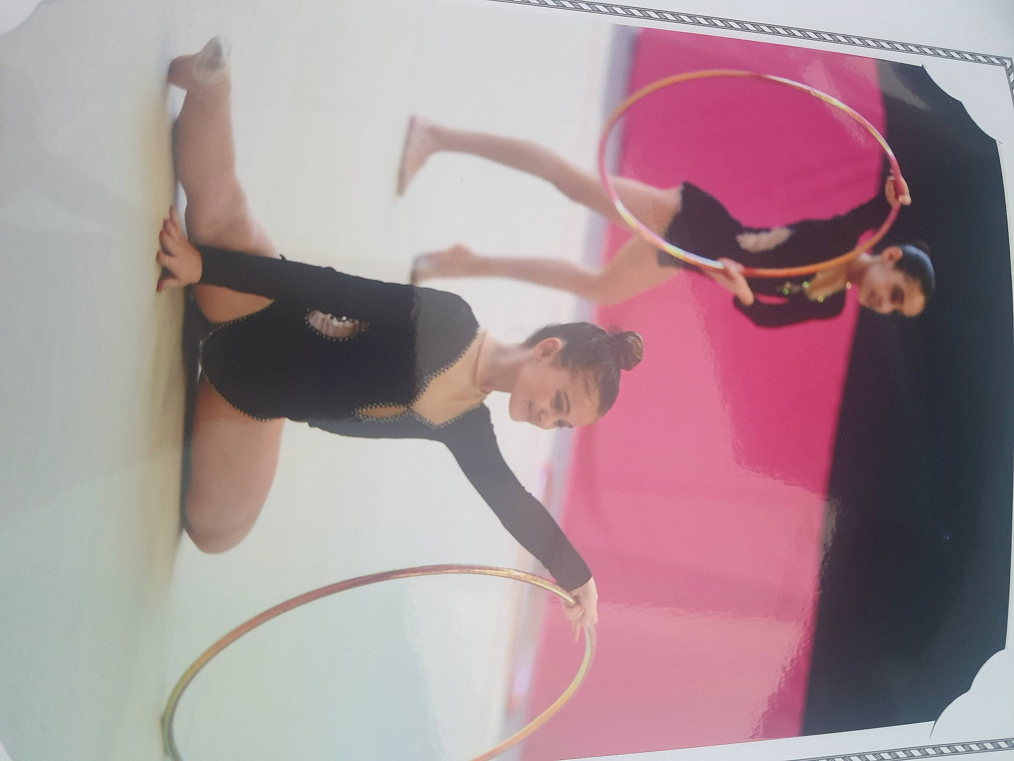 Alysson a rejoint le concours — aidez-le/la à gagner de superbes lots ! acrobatics, balance, elbow, entertainment, event, font, fun, gymnastics, hat, human_leg, joy, knee, leisure, magenta, performance_art, performing_arts, person, physical_fitness, recreation, sports