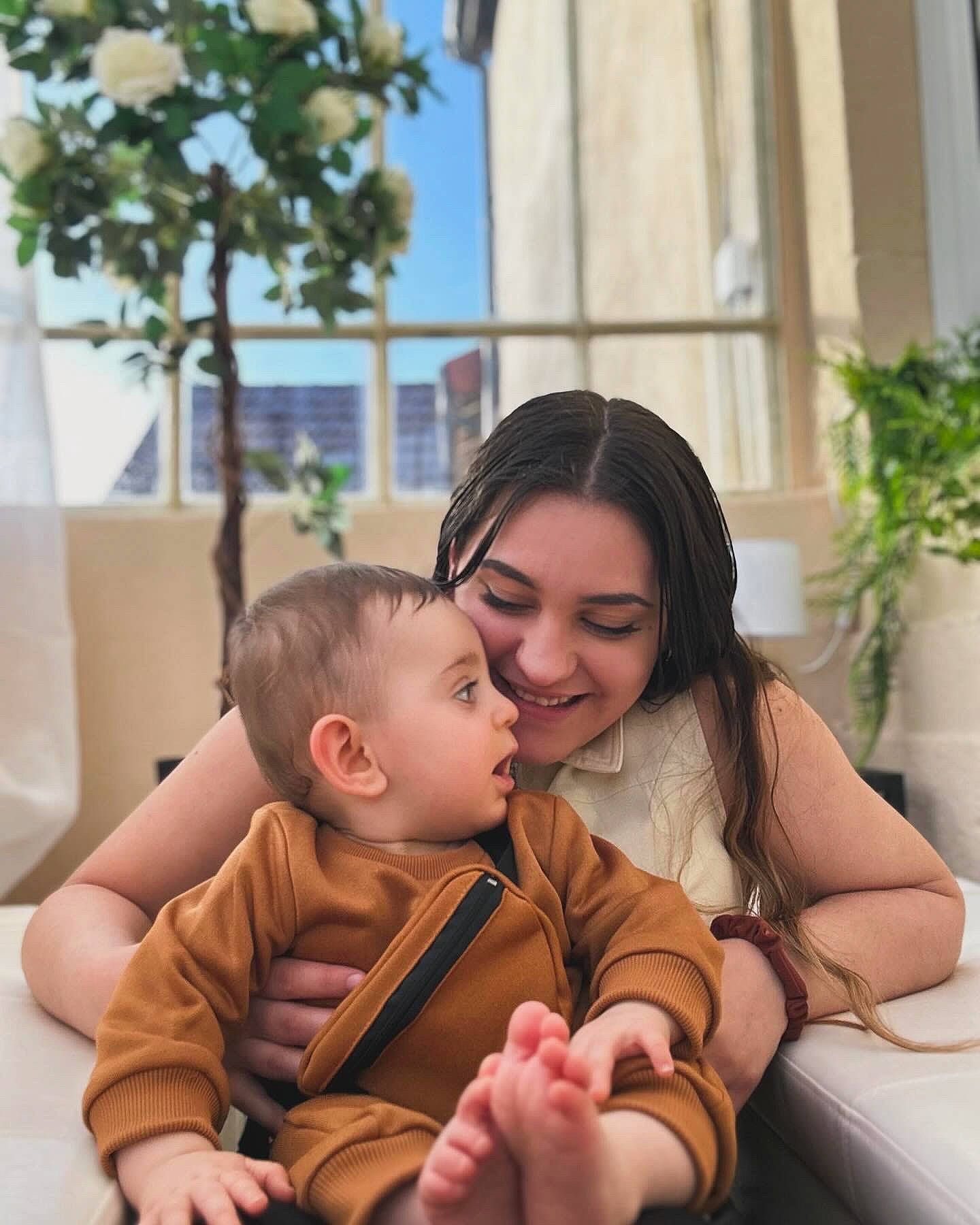 Isaac a rejoint le concours — aidez-le/la à gagner de superbes lots ! baby, child, comfort, facial_expression, fun, gesture, grass, hand, happy, houseplant, hug, joy, leisure, love, person, plant, shoulder, sitting, skin, smile