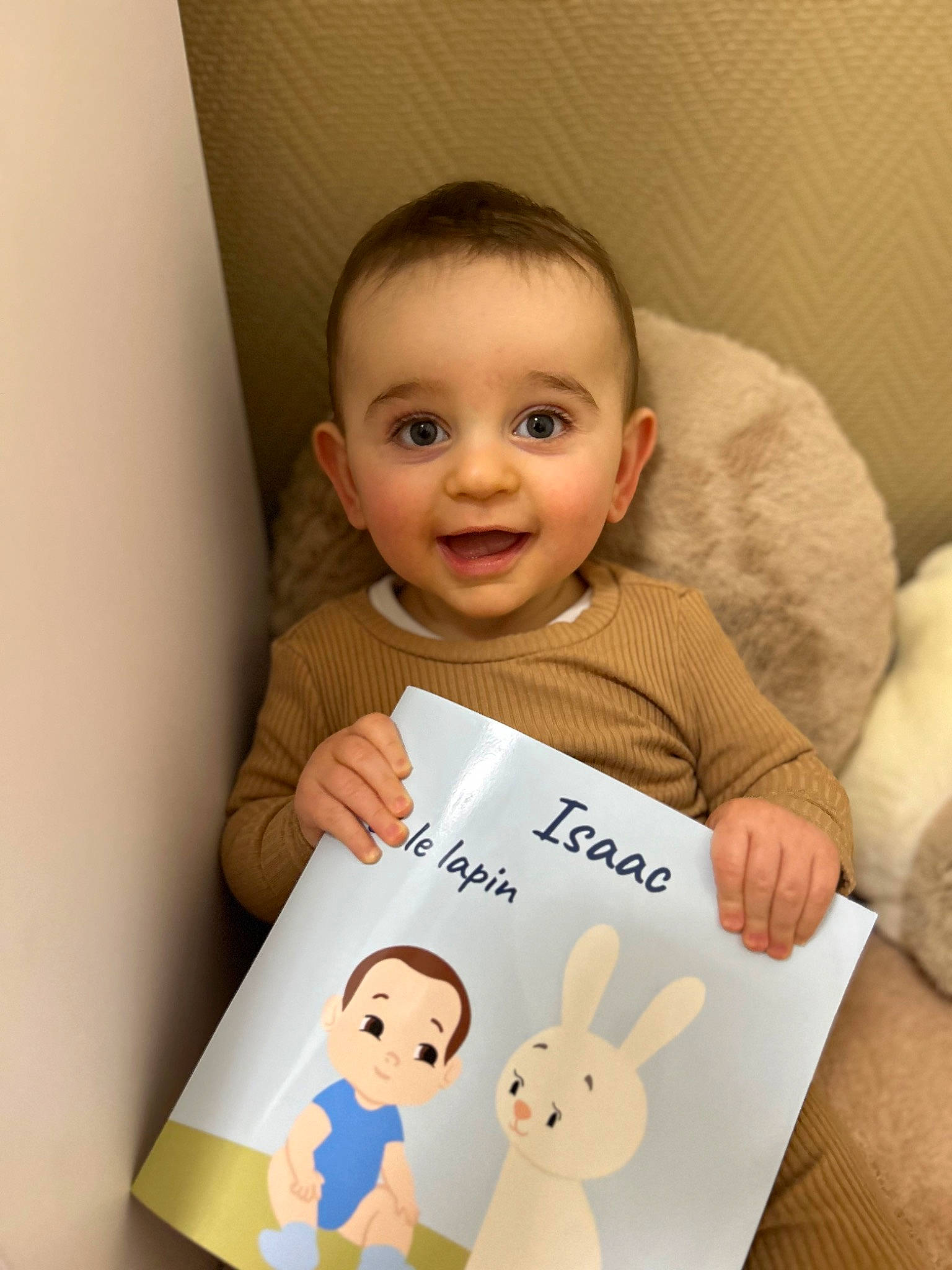 Isaac participe au concours pour gagner de l'argent avec cette photo : baby, baby_toddler_clothing, cheek, child, chin, facial_expression, finger, happy, joy, nose, organ, people, person, product, rabbit, room, skin, sleeve, smile, t_shirt