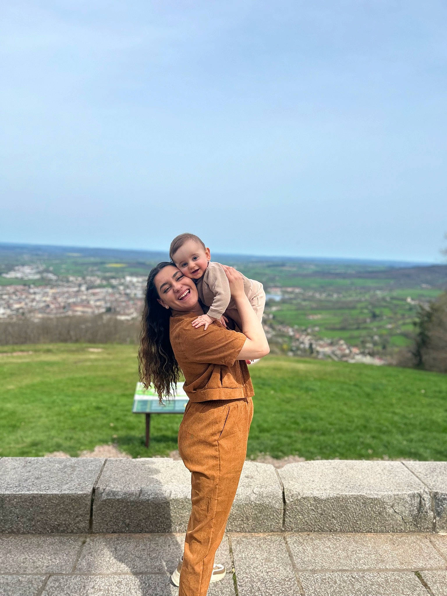 Isaac participe au concours pour gagner de l'argent avec cette photo : event, flash_photography, fun, gesture, grass, hand, happy, honeymoon, human_leg, joy, landscape, leisure, people_in_nature, person, plant, sky, smile, summer, sunglasses, travel