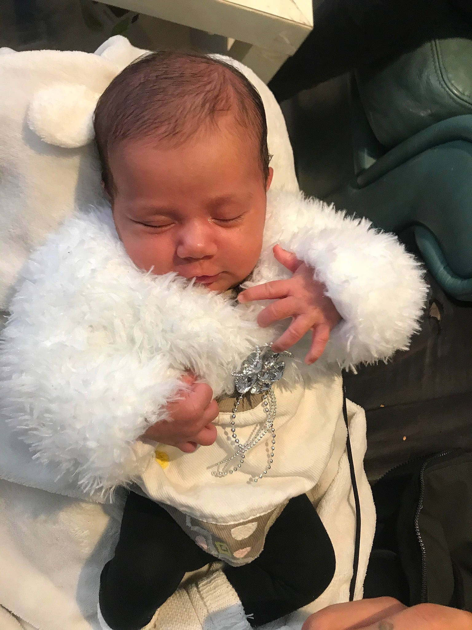 Yasmina a rejoint le concours — aidez-le/la à gagner de superbes lots ! baby, car_seat, child, fur, fur_clothing, person, toddler