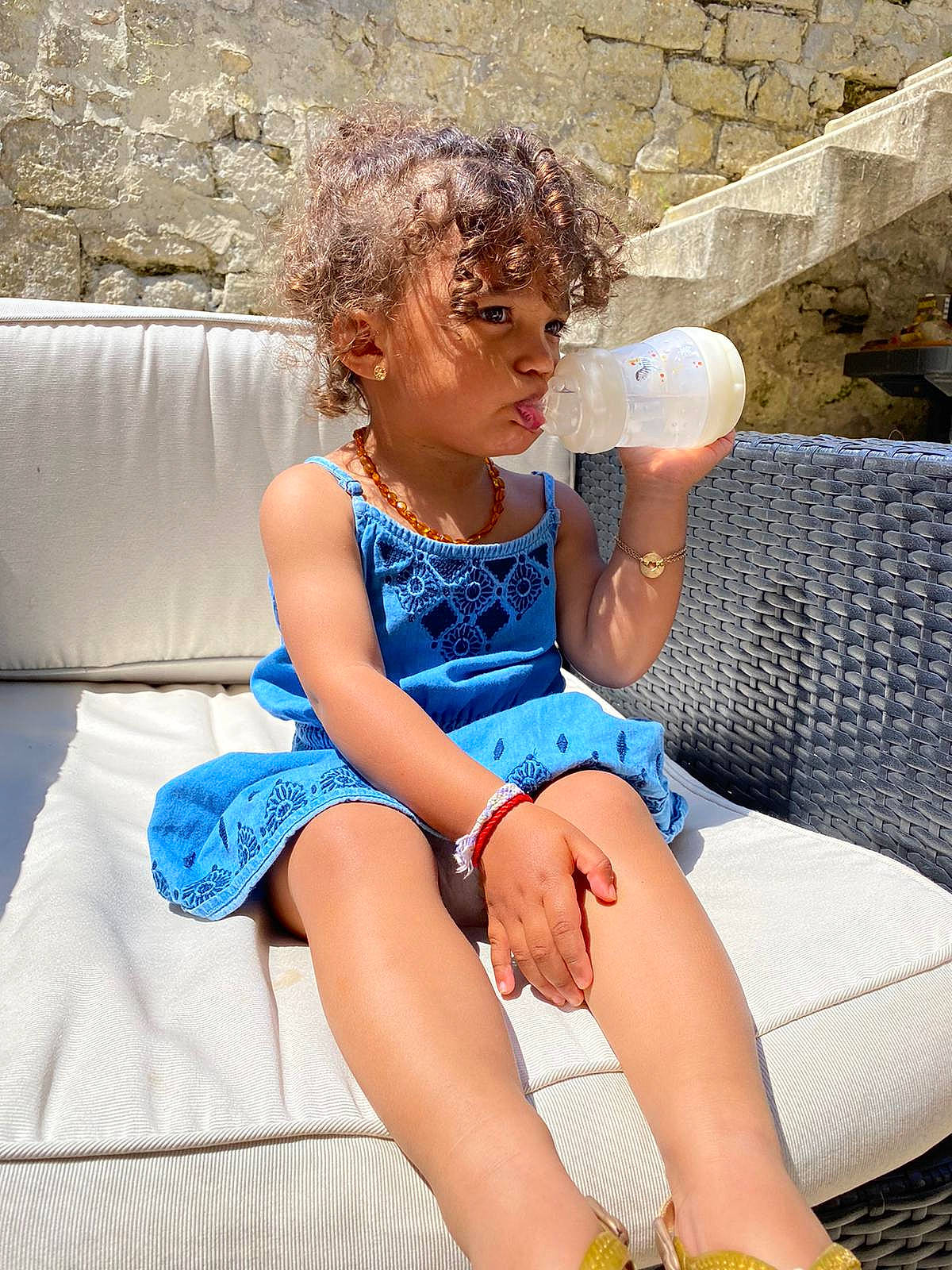 Léïa a rejoint le concours — aidez-le/la à gagner de superbes lots ! baby_toddler_clothing, blue, comfort, dress, electric_blue, eyewear, foot, fun, happy, human_leg, joint, knee, lap, leg, leisure, person, shoulder, sitting, thigh, toddler
