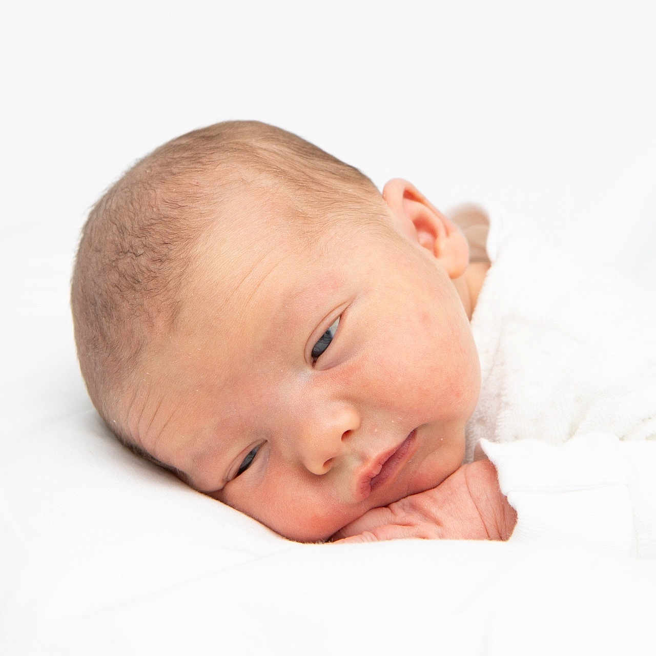 Mylan participe au concours pour gagner de l'argent avec cette photo : newborn, baby, infant, sleeping, white_clothing, soft, resting, peaceful, face, head, skin, portrait, closeup, cute, small, child, lying_down, hand, expression, cozy