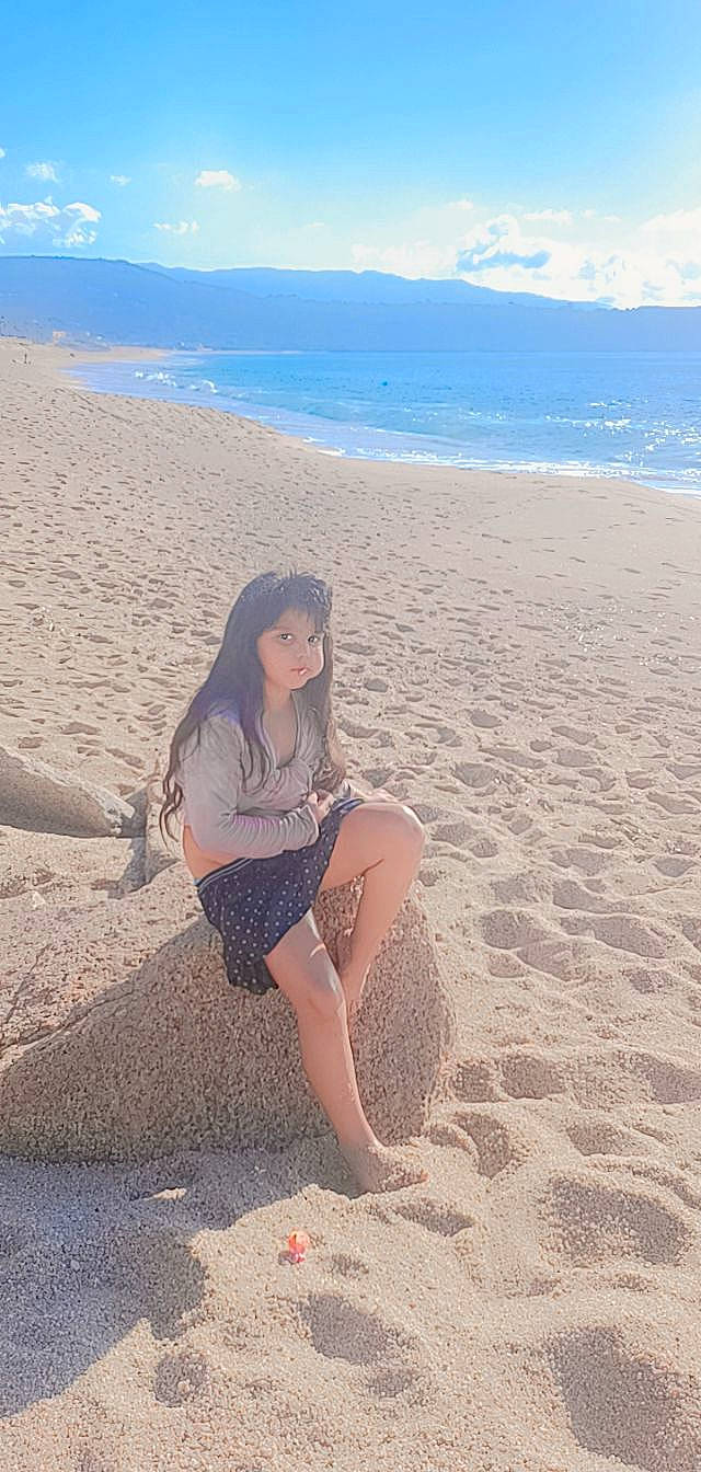 Soleyna participe au concours pour gagner de l'argent avec cette photo : azure, barefoot, beach, cloud, coastal_and_oceanic_landforms, fun, happy, horizon, knee, landscape, leg, natural_environment, people_in_nature, person, sand, sky, sunlight, thigh, water, wind_wave