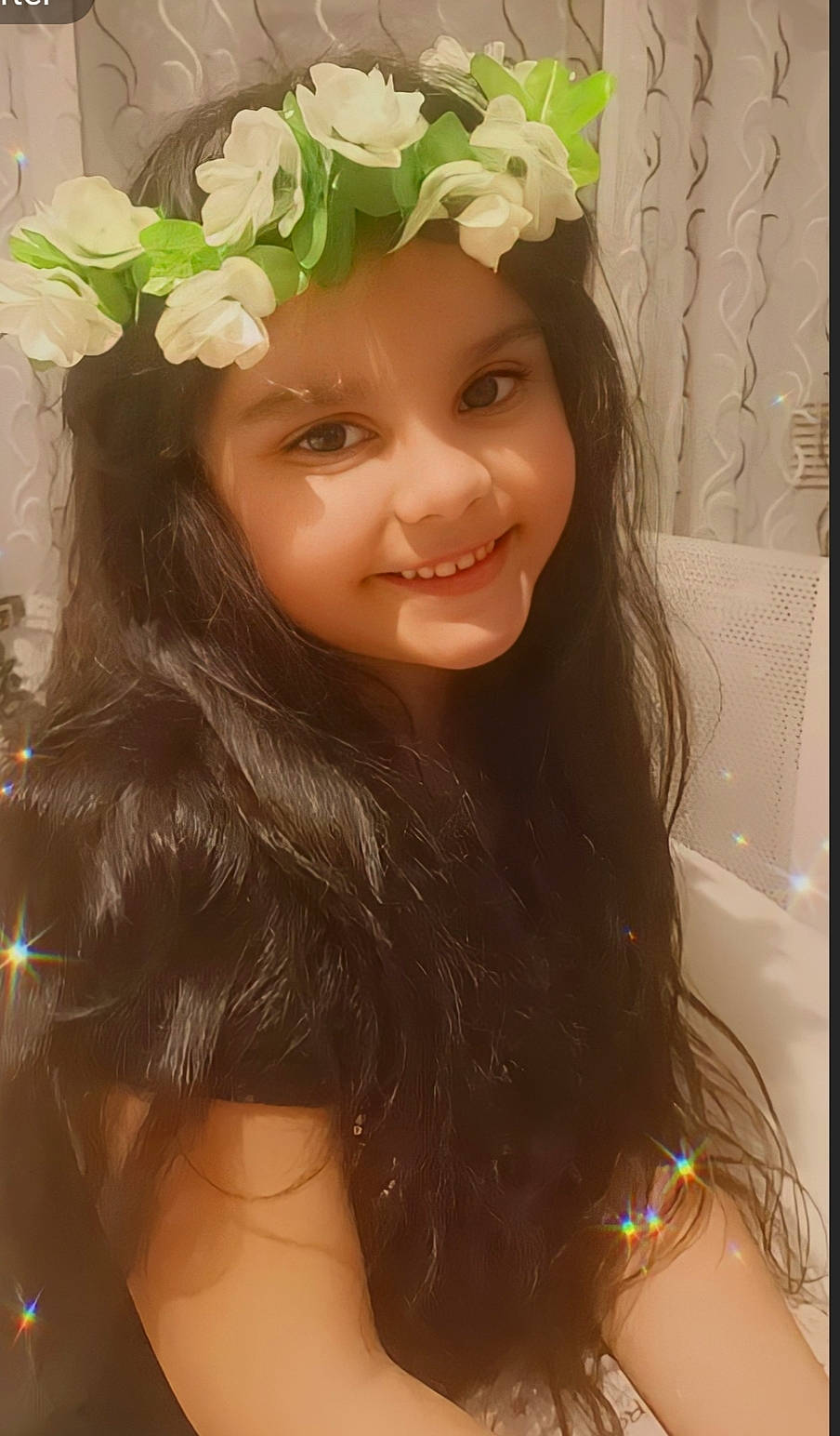 Soleyna participe au concours pour gagner de l'argent avec cette photo : beauty, black_hair, blond, brown_hair, eyebrow, eyelash, fashion_accessory, flower, hair_accessory, happy, head, headband, headgear, headpiece, headwear, jewellery, joy, layered_hair, lip, long_hair