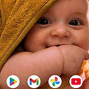 Olivia participe au concours pour gagner de l'argent avec cette photo : baby, infant, close_up, face, eyes, smile, chubby_cheeks, hand, hood, towel, mustard_yellow, skin, portrait, mobile_screenshot, home_screen, app_icons, play_store_icon, gmail_icon, photos_icon, youtube_icon