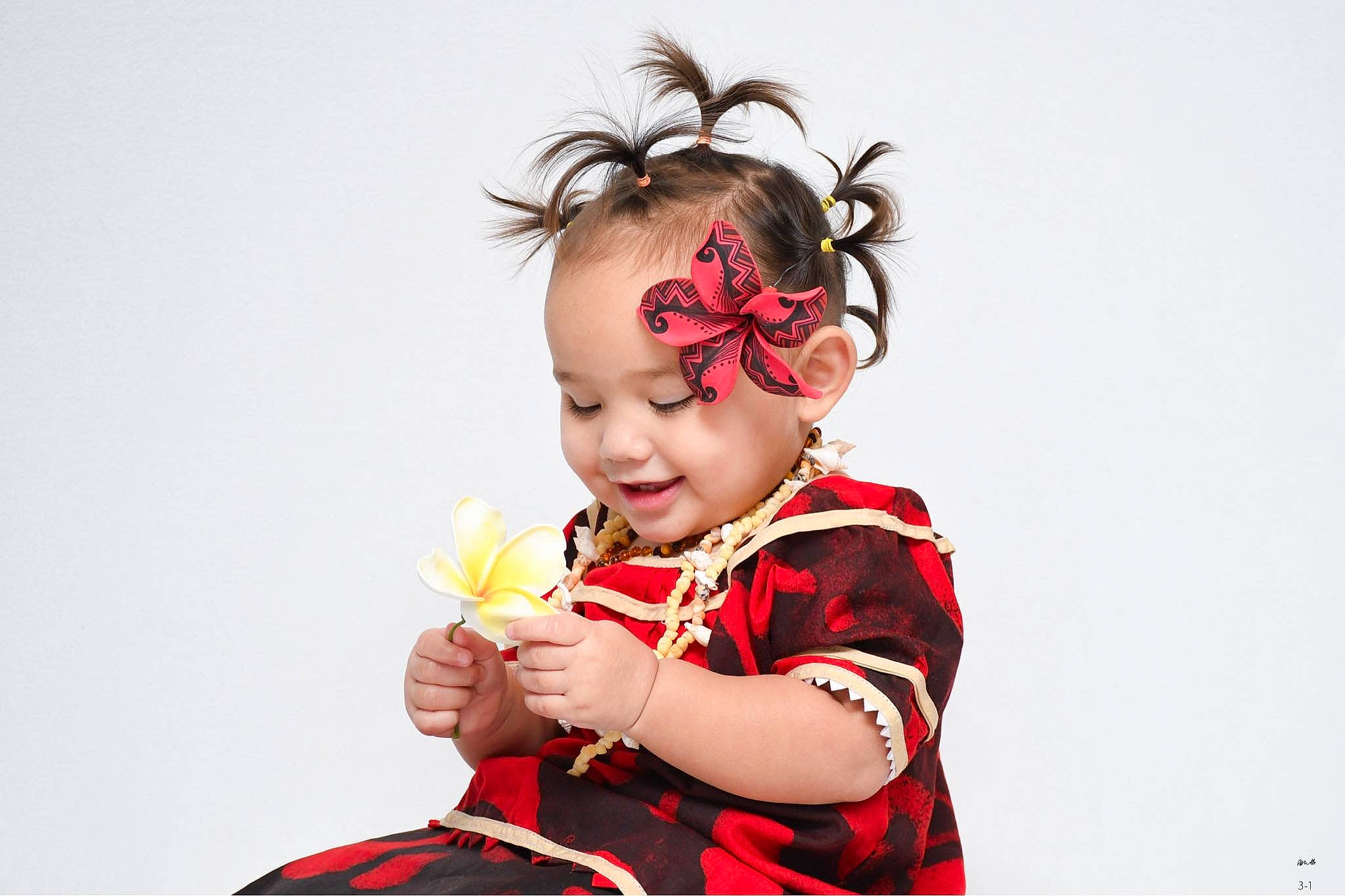 Inaya Agaha participe au concours pour gagner de l'argent avec cette photo : baby_toddler_clothing, child, costume, entertainment, event, eyelash, fashion_accessory, fashion_design, flower, gesture, hair_accessory, happy, hat, headband, headpiece, jewellery, joy, person, petal, sleeve