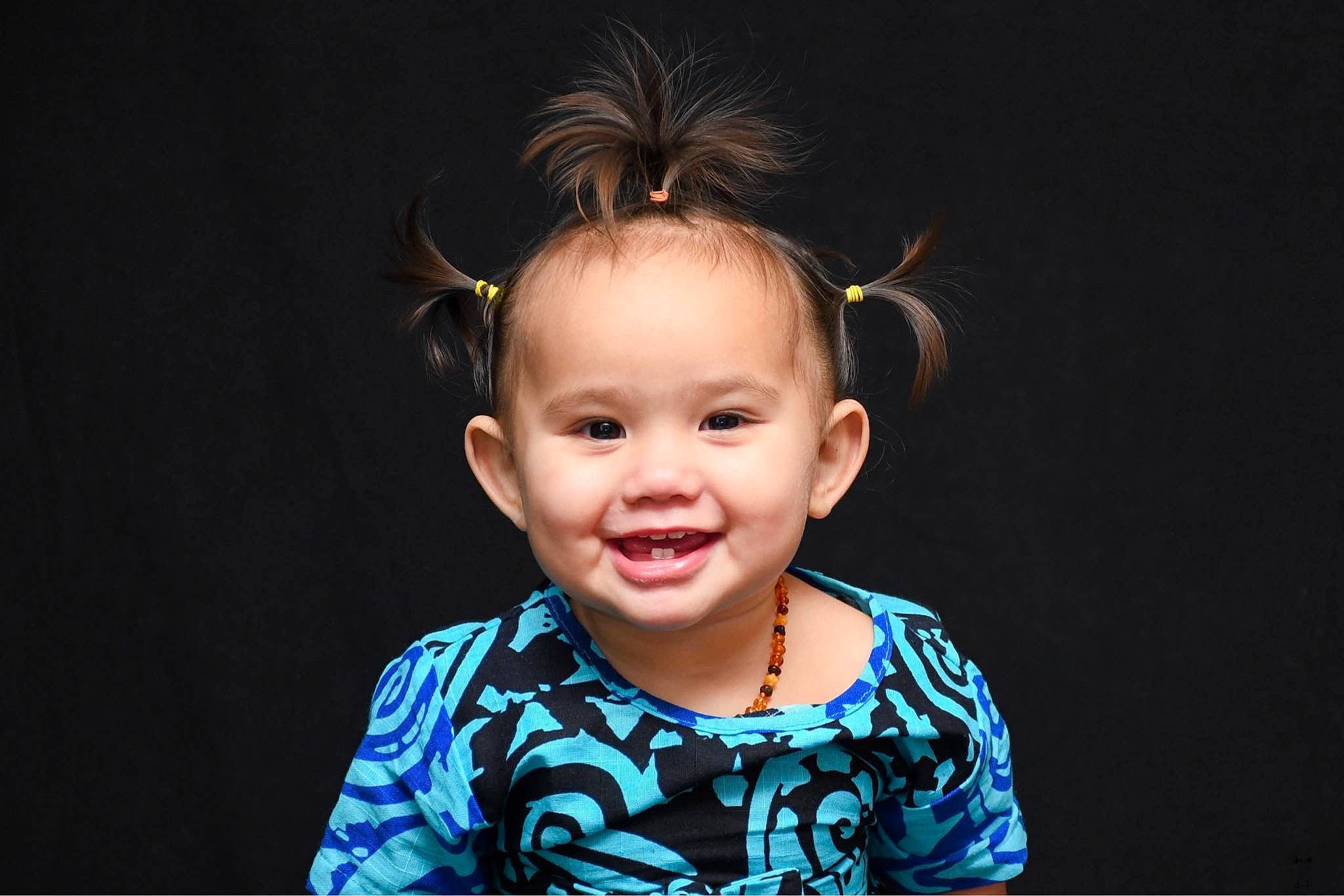 Inaya Agaha participe au concours pour gagner de l'argent avec cette photo : baby, baby_toddler_clothing, cheek, child, darkness, ear, electric_blue, eyelash, fashion_accessory, flash_photography, hair, hair_tie, happy, headpiece, iris, joy, person, portrait_photography, sleeve, smile