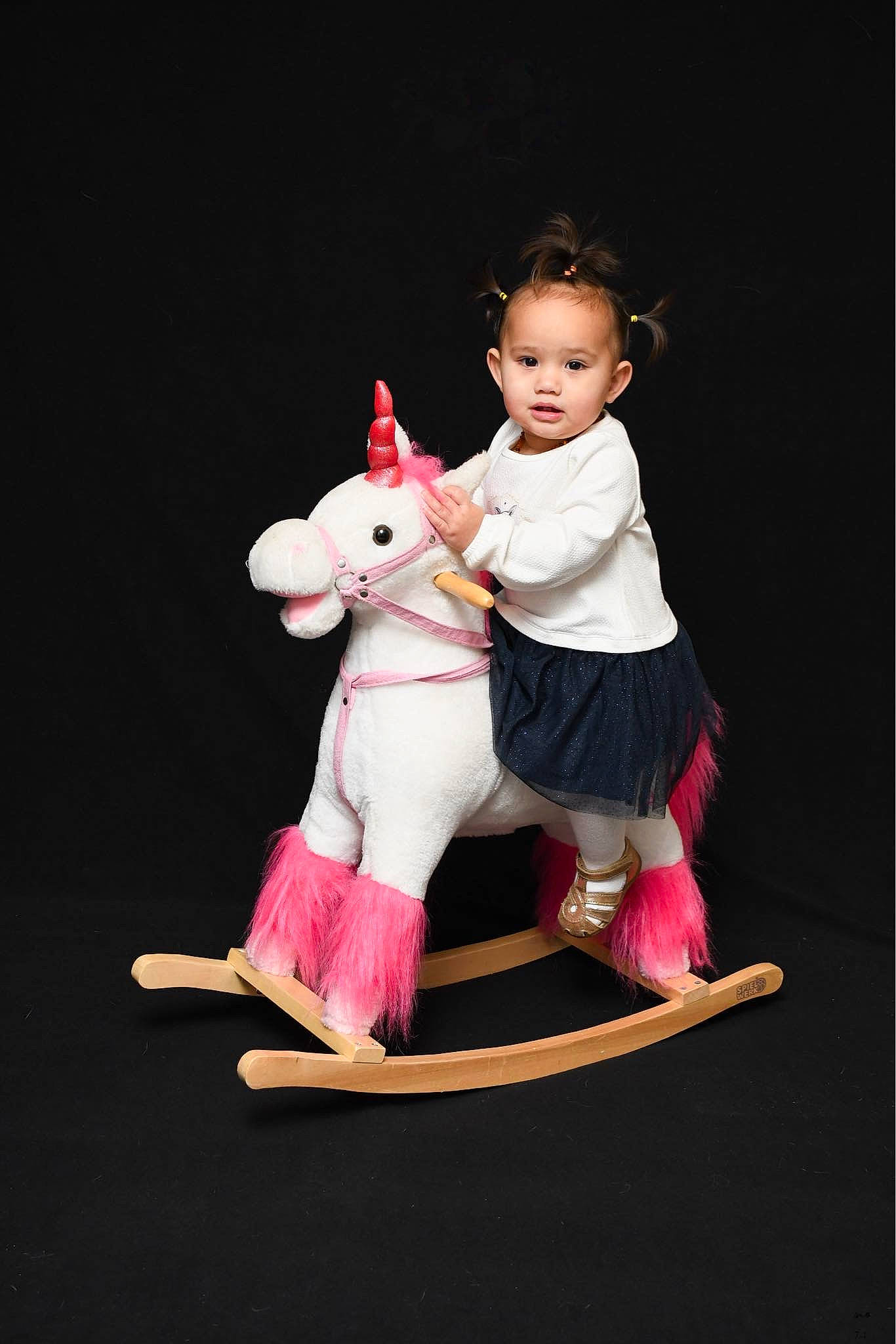 Inaya Agaha participe au concours pour gagner de l'argent avec cette photo : animation, baby_toddler_clothing, child, event, fawn, fictional_character, figurine, gesture, horse, magenta, mythical_creature, person, pink, sleeve, smile, stuffed_toy, tail, toddler, toy, unicorn