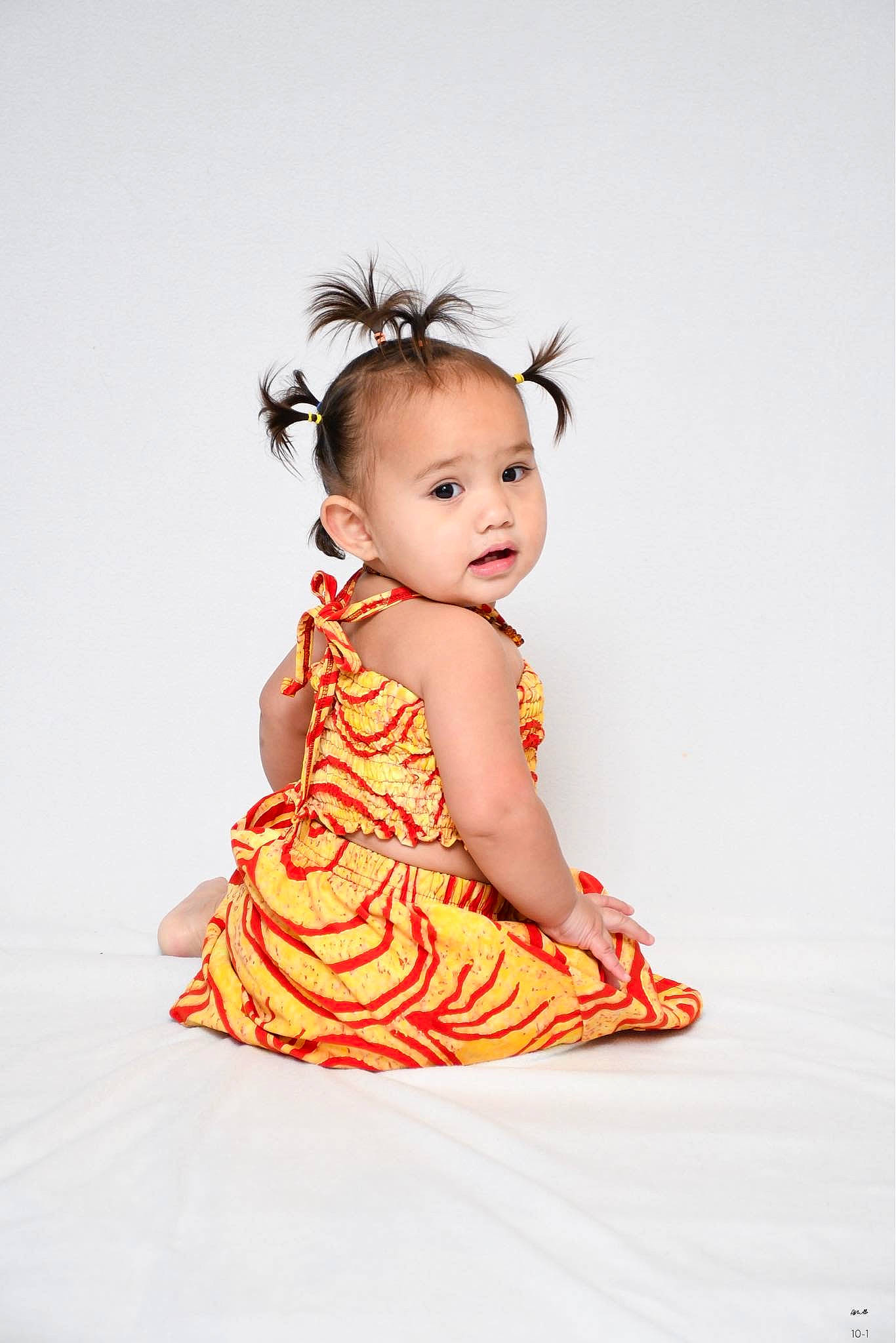 Inaya Agaha a rejoint le concours — aidez-le/la à gagner de superbes lots ! baby, baby_toddler_clothing, child, day_dress, dress, embellishment, eyelash, face, fashion_accessory, fashion_design, flash_photography, happy, jewellery, magenta, neck, one_piece_garment, pattern, peach, person, sleeve