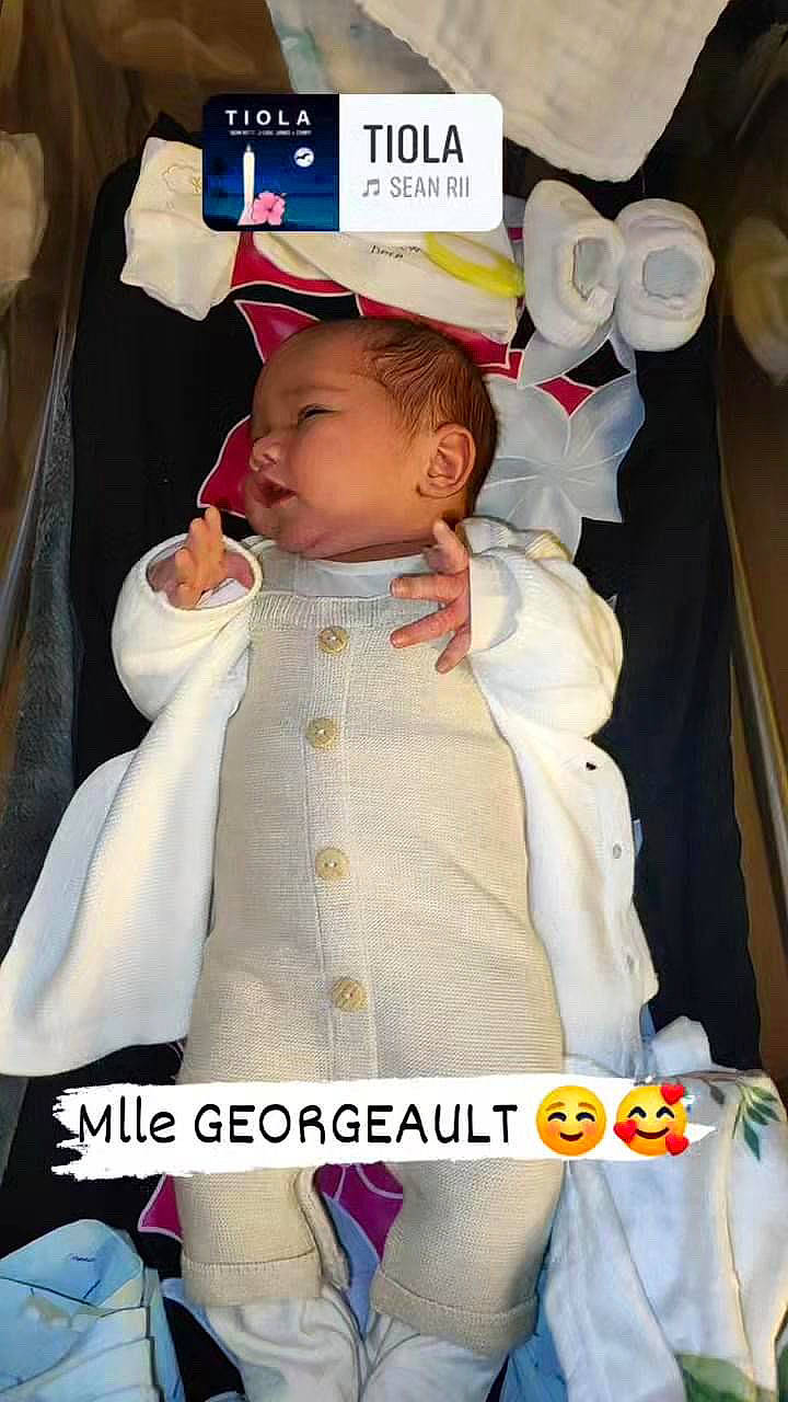 Inaya Agaha a rejoint le concours — aidez-le/la à gagner de superbes lots ! baby, baby_carriage, baby_products, baby_safety, baby_sleeping, baby_toddler_clothing, cheek, child, comfort, linens, nose, peach, person, pink, room, skin, sleeve, textile, toddler, white