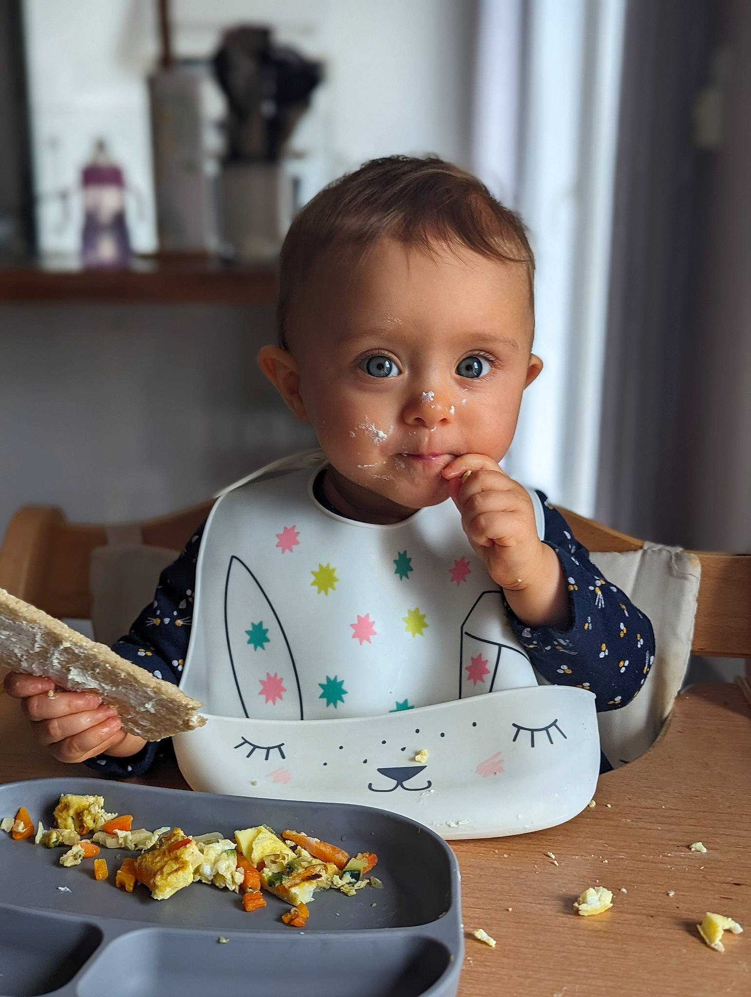 Lyse participe au concours pour gagner de l'argent avec cette photo : baby, bowl, child, comfort_food, cooking, cuisine, curtain, dish, dishware, drinkware, food, food_craving, junk_food, person, plate, recipe, serveware, spoon, table, tableware