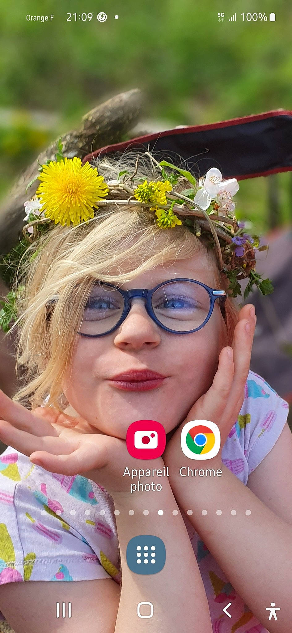 Eleane participe au concours pour gagner de l'argent avec cette photo : beauty, blond, event, eyewear, flower, fun, glasses, grass, hair, happy, headgear, headpiece, jewellery, people, people_in_nature, person, plant, summer, sunglasses, vision_care