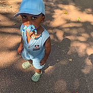 Aïden a rejoint le concours — aidez-le/la à gagner de superbes lots ! beads, blue_clothing, boy, cap, child, cute, looking_up, mickey_mouse, outdoor, pacifier, pavement, playful, sandals, shadow, shorts, skateboard, summer, sunlight, toddler, toy