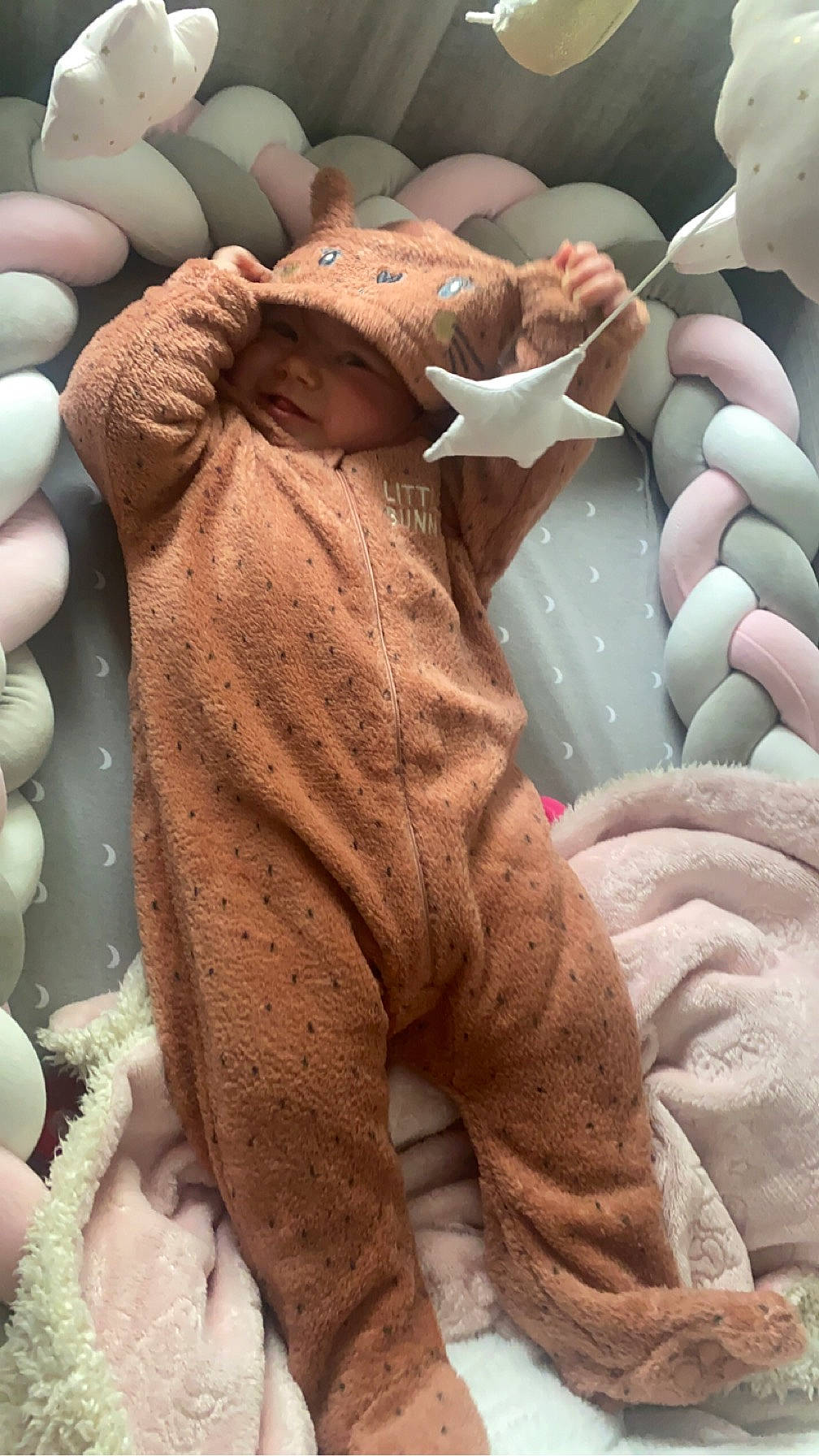 Alba a rejoint le concours — aidez-le/la à gagner de superbes lots ! balloon, child, comfort, fashion_accessory, finger, flesh, foot, fur, gesture, hat, headwear, human_leg, linens, nail, pattern, peach, person, room, stuffed_toy, textile