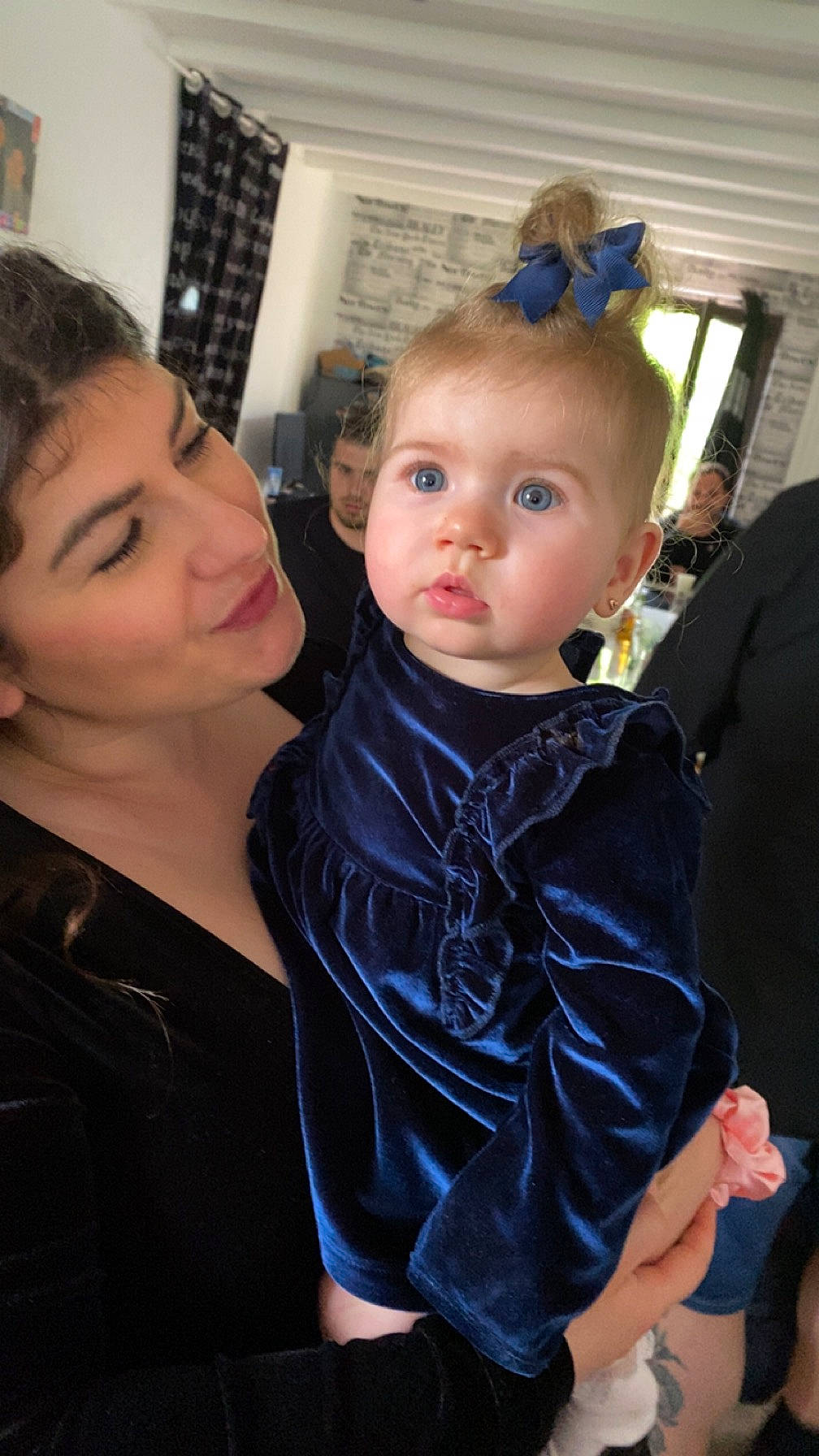 Alba participe au concours pour gagner de l'argent avec cette photo : baby, baby_toddler_clothing, chair, cheek, child, ear, event, fashion_design, formal_wear, fun, happy, head, iris, jewellery, joy, person, room, sitting, skin, toddler