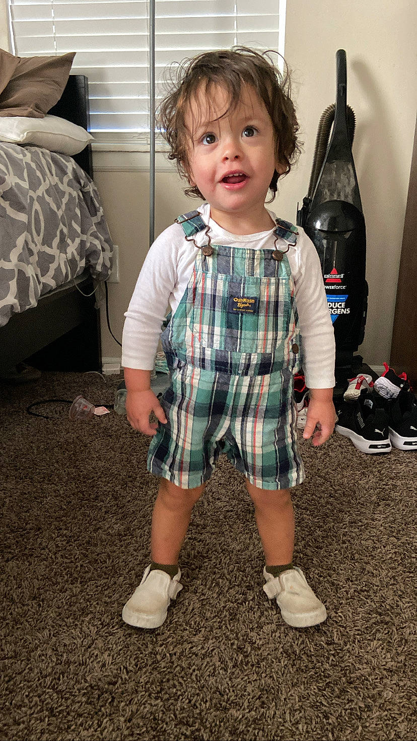 Kaiser is registered to the contest to win money with this photo: baby_toddler_clothing, bag, blond, denim, flooring, fun, hair, hairstyle, head, knee, luggage_and_bags, pattern, person, plaid, product, shoe, sleeve, sneakers, tartan, toddler