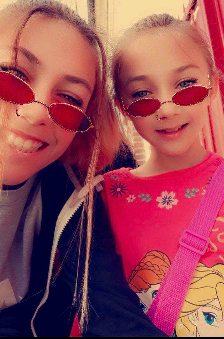 Makenzie a rejoint le concours — aidez-le/la à gagner de superbes lots ! cheek, chin, eye, eyebrow, eyelash, eyewear, face, facial_expression, fashion, glasses, happy, human, joy, lip, mouth, nose, outerwear, person, product, skin