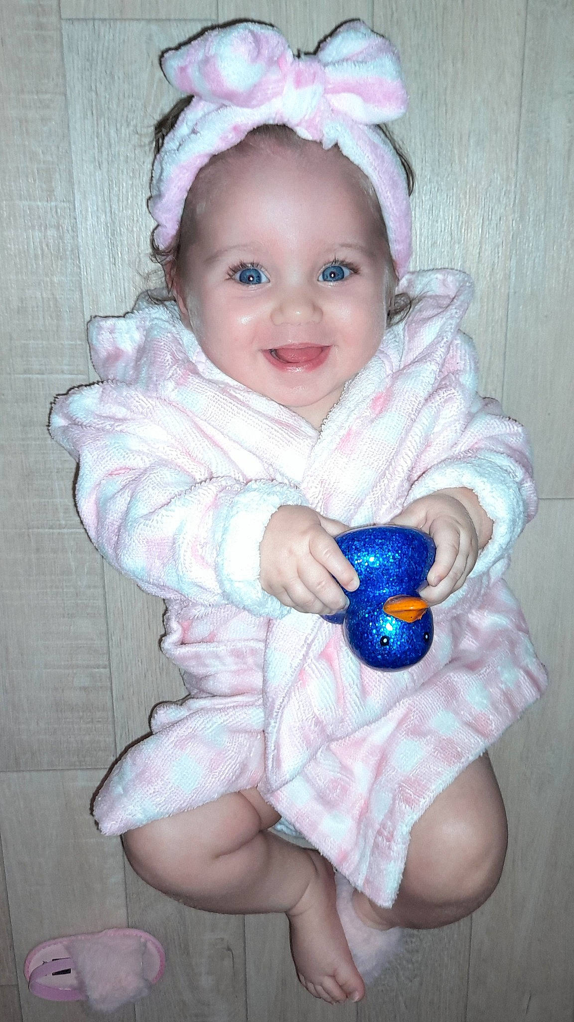 Abby-gaël a rejoint le concours — aidez-le/la à gagner de superbes lots ! arm, baby, baby_toddler_clothing, cheek, eye, face, finger, hairstyle, hand, head, human_body, iris, joy, organ, person, photograph, product, purple, skin, sleeve