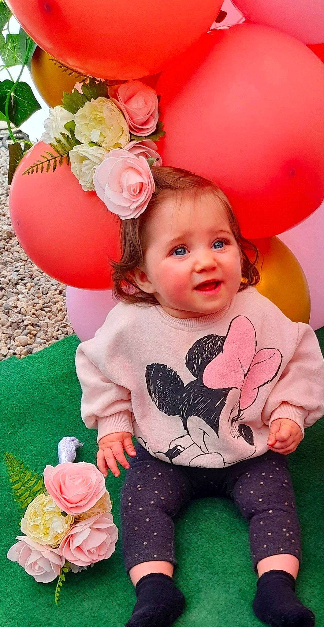 Abby-gaël a rejoint le concours — aidez-le/la à gagner de superbes lots ! baby, baby_toddler_clothing, cheek, child, eye, face, flower, grass, happy, head, person, petal, photograph, pink, plant, product, red, rose, skin, toddler