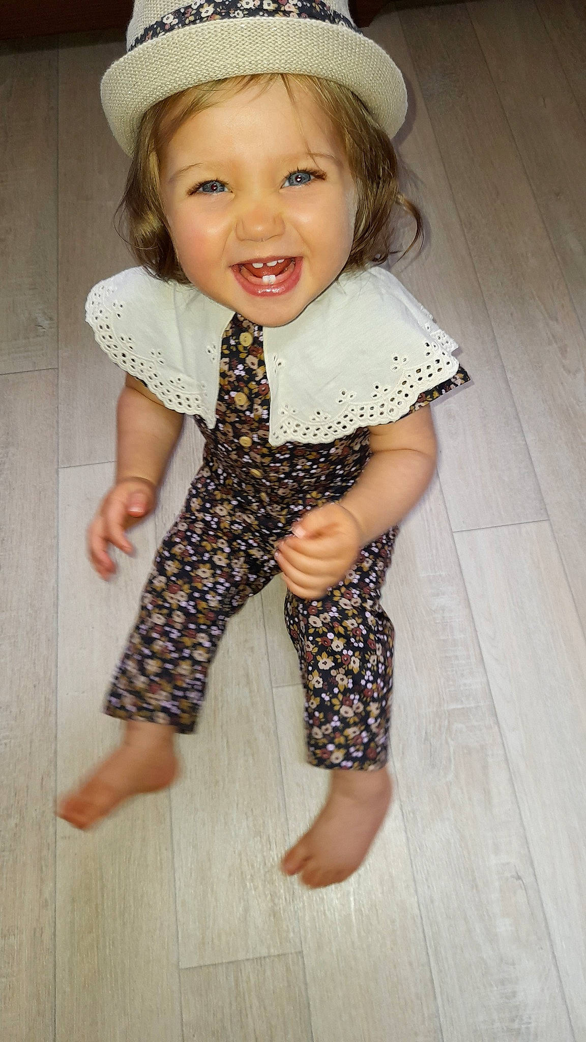 Abby-gaël a rejoint le concours — aidez-le/la à gagner de superbes lots ! baby_toddler_clothing, clothing, collar, dress, eye, face, finger, flash_photography, floor, flooring, gesture, happy, iris, joint, leg, person, skin, sleeve, smile, standing