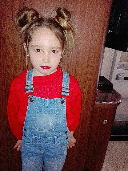 Mavis participe au concours pour gagner de l'argent avec cette photo : baby_toddler_clothing, cabinetry, clothing, dress, eye, hair, hairstyle, happy, head, human_body, iris, jeans, lip, neck, person, shoulder, skin, sleeve, standing, waist