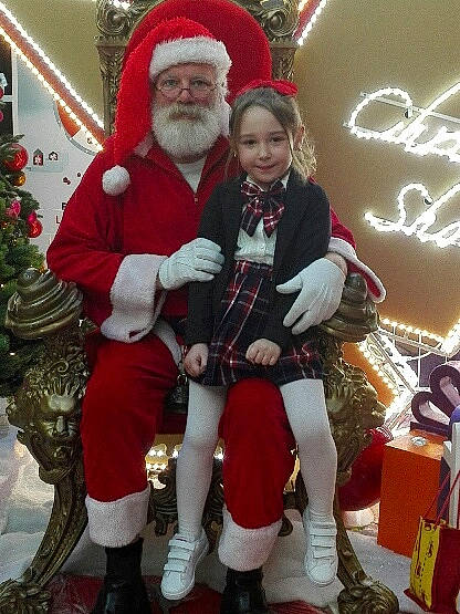 Mavis a rejoint le concours — aidez-le/la à gagner de superbes lots ! beard, christmas, christmas_decoration, christmas_ornament, event, fun, happy, hat, headwear, human_body, joy, lap, leg, outerwear, person, photograph, red, santa_claus, shoe, smile