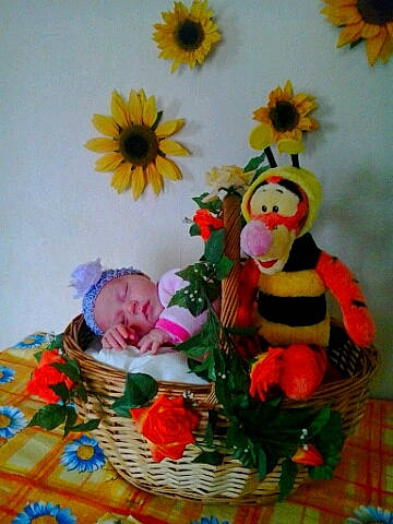 Mavis participe au concours pour gagner de l'argent avec cette photo : art, artificial_flower, bouquet, cake, cake_decorating, cuisine, cut_flowers, floral_design, floristry, flower, flower_arranging, flowering_plant, garnish, headwear, ingredient, person, petal, plant, rose, sugar_cake